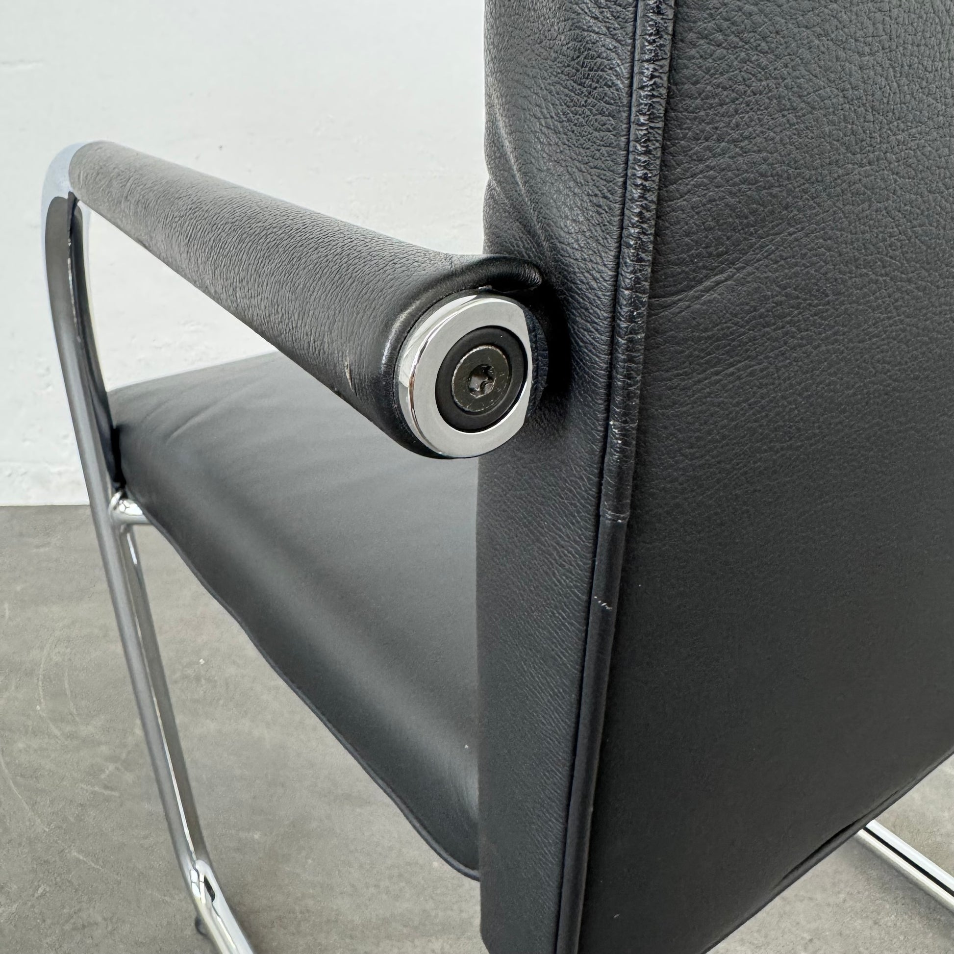 Vitra Visasoft Freischwinger Amlehne mit Schaden links