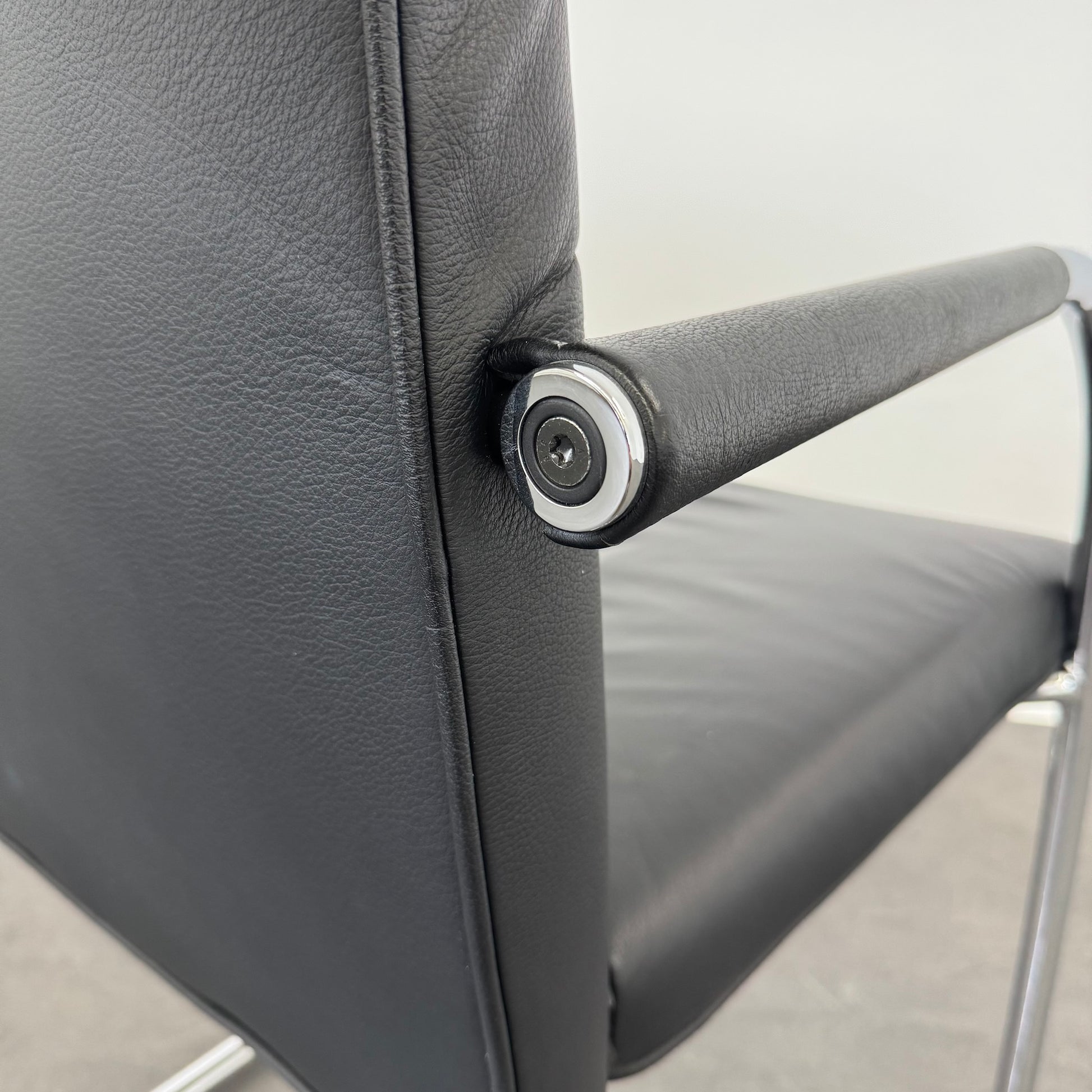 Vitra Visasoft Freischwinger Amlehne mit Schaden rechts