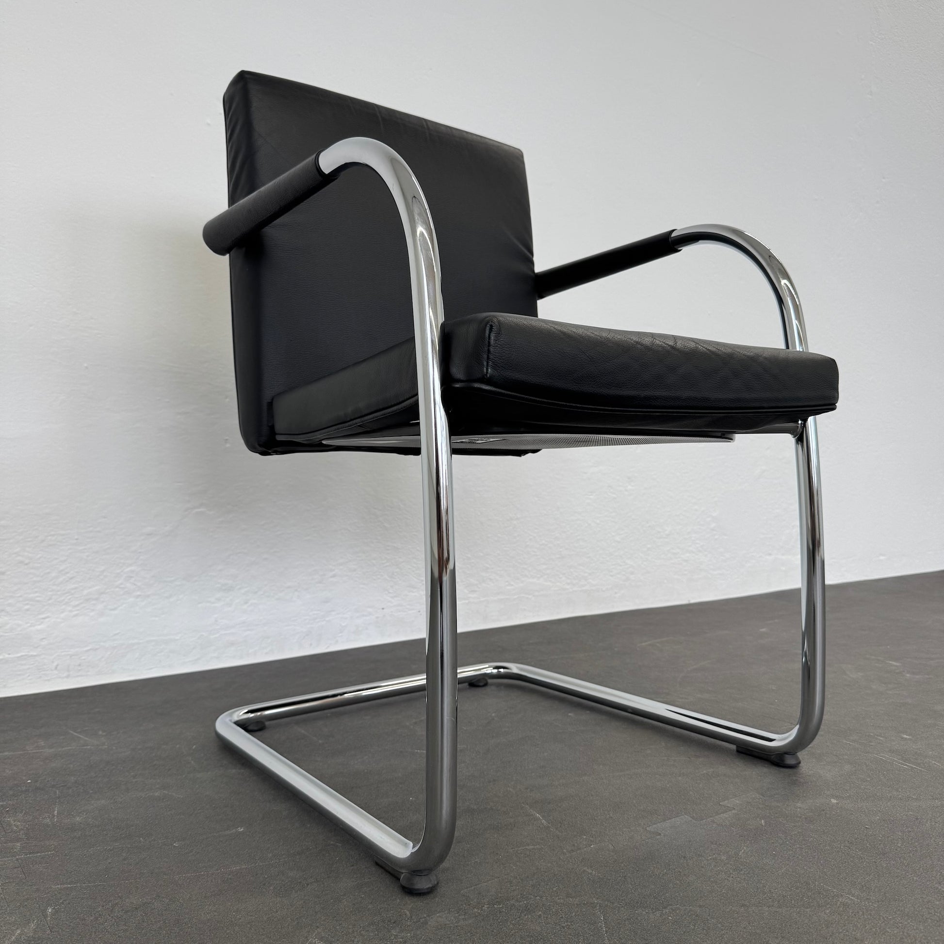 Vitra Visasoft Freischwinger seitliche Ansicht von links
