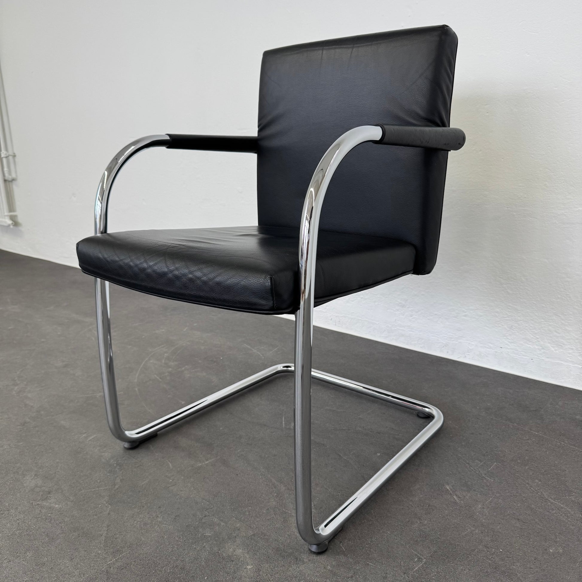 Vitra Visasoft Freischwinger seitliche Ansicht