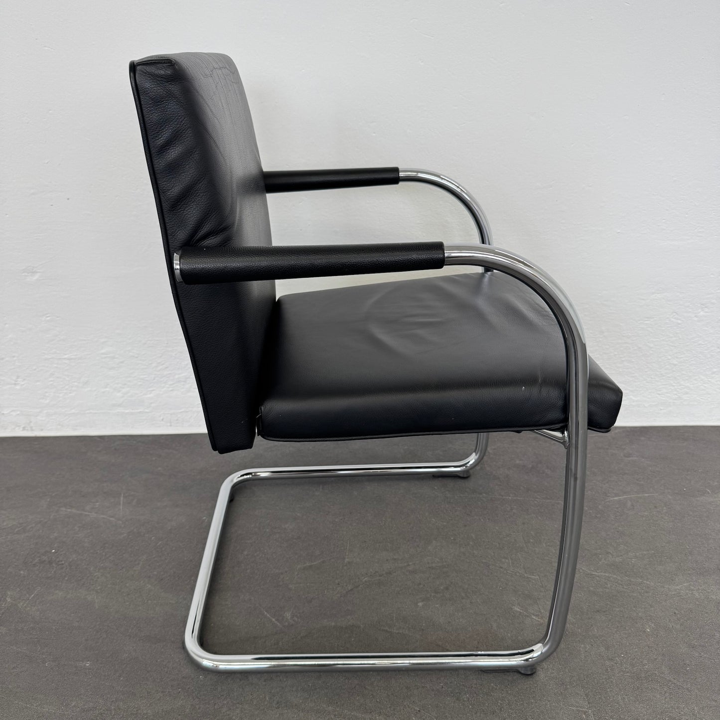 Vitra Visasoft Freischwinger mit Armlehnen