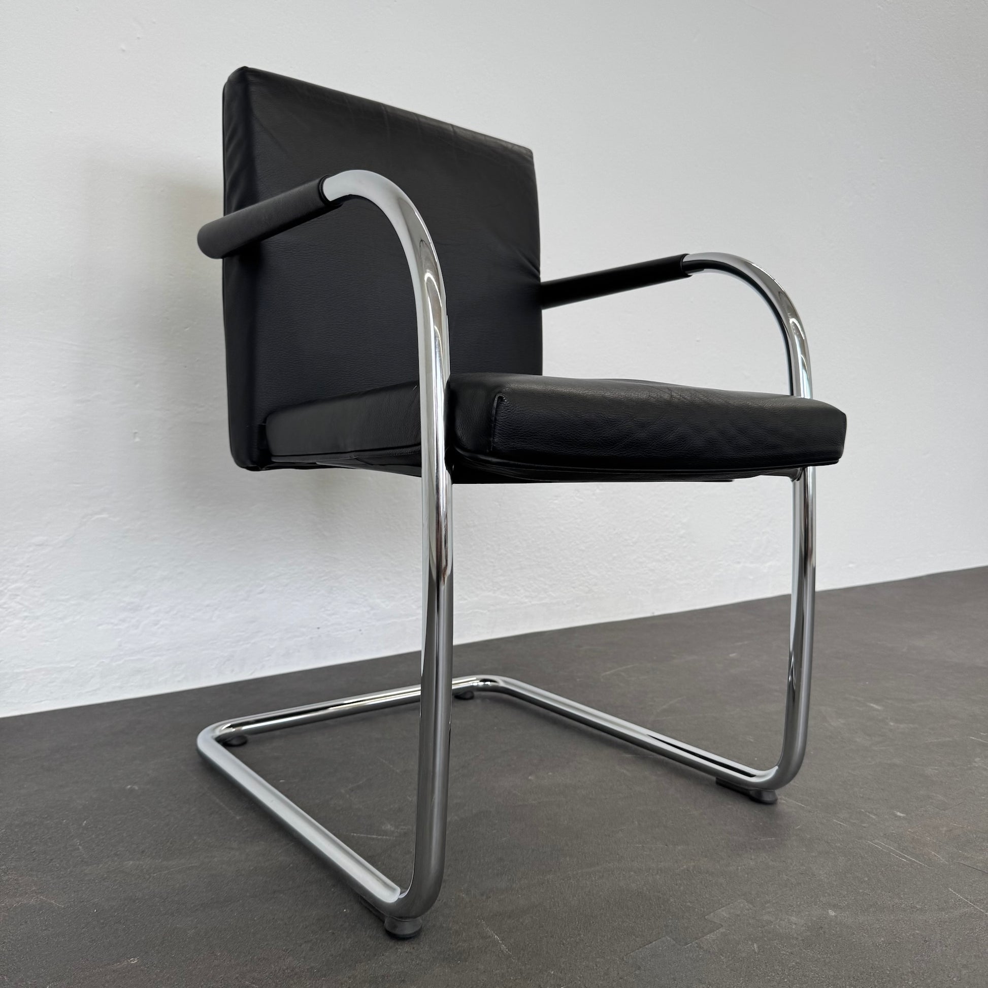 Vitra Visasoft Freischwinger seitliche Ansicht von links