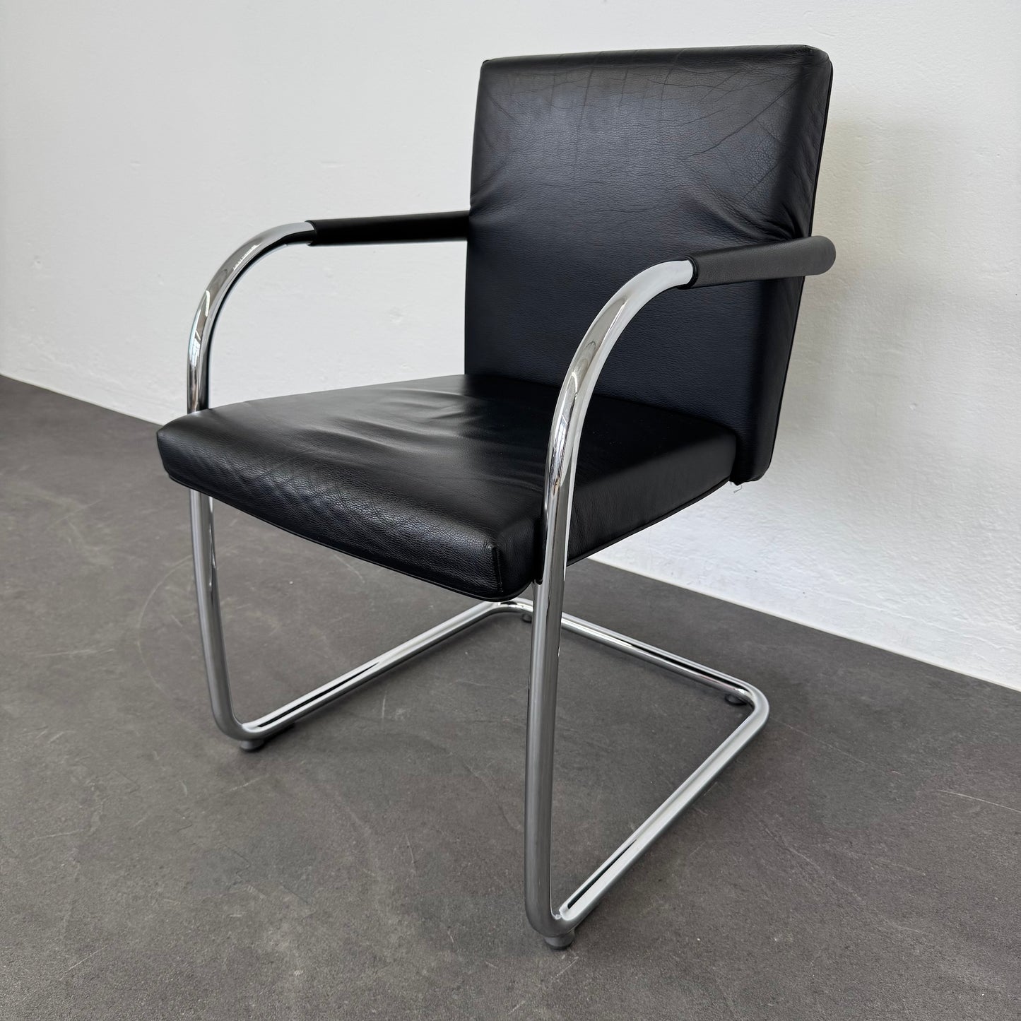 Vitra Visasoft Freischwinger seitliche Ansicht