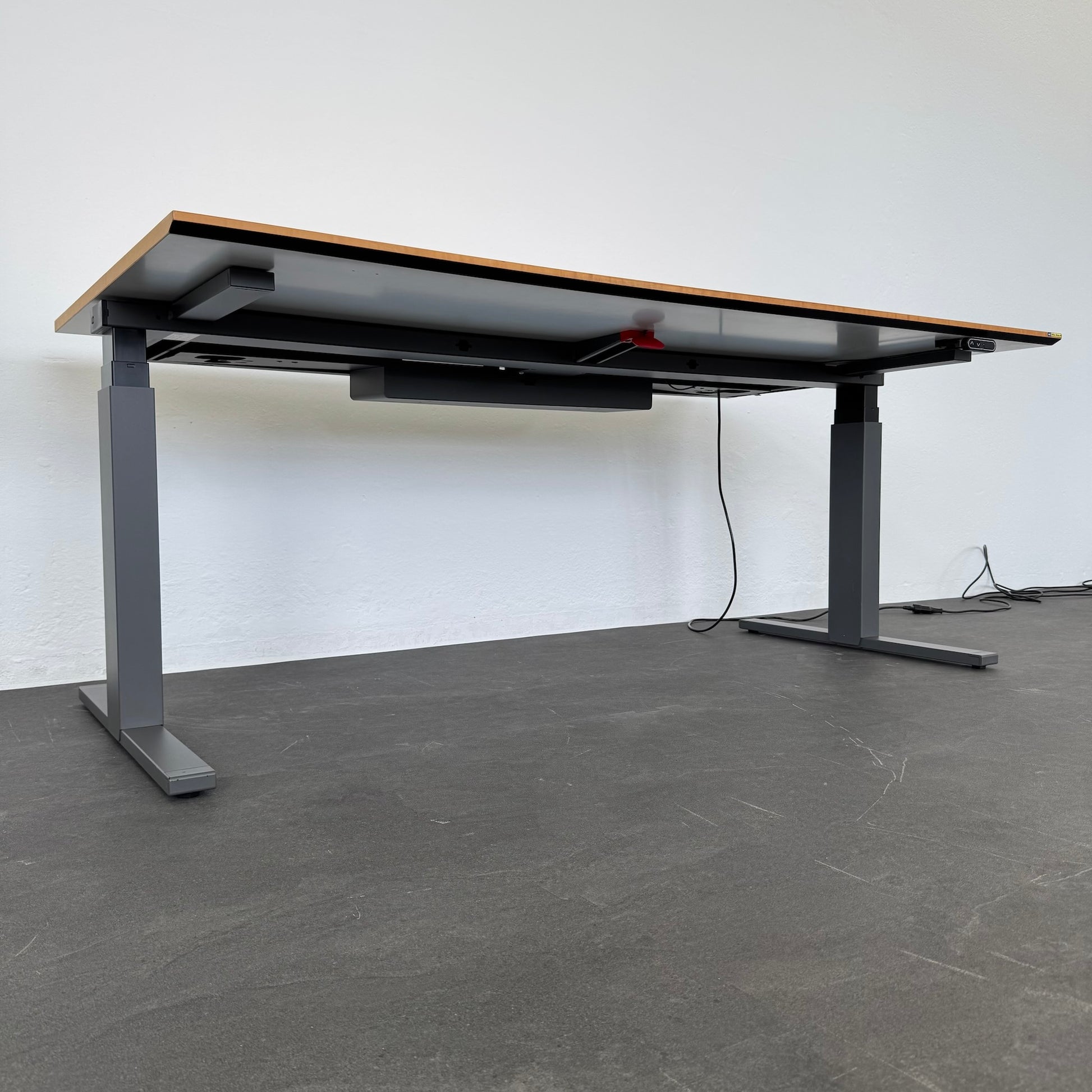 Lista Office Extend Sitz-Steh-Schreibtisch Detailfoto Kabelkanal