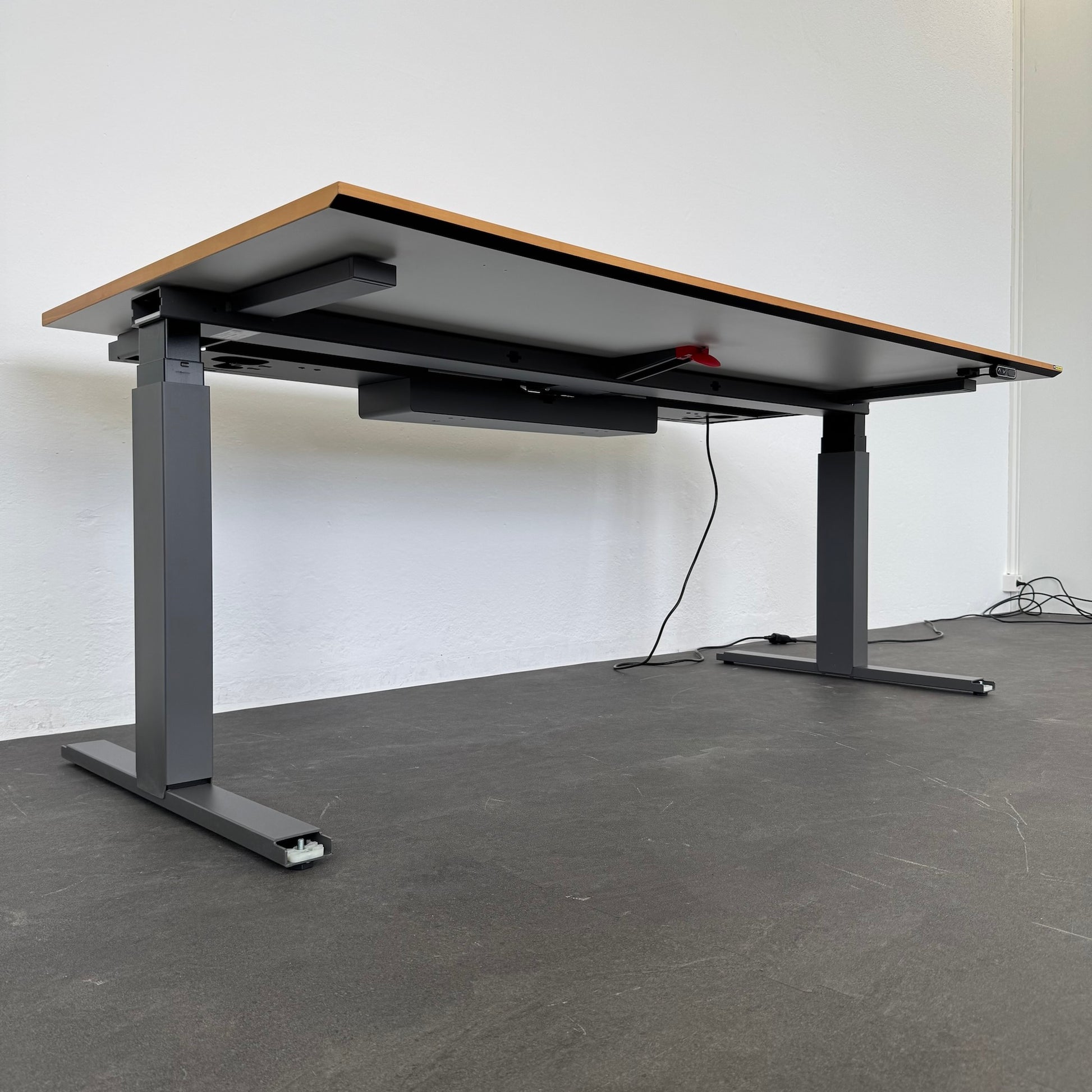 Lista Office Extend Sitz-Steh-Schreibtisch Detailfoto Kabelkanal