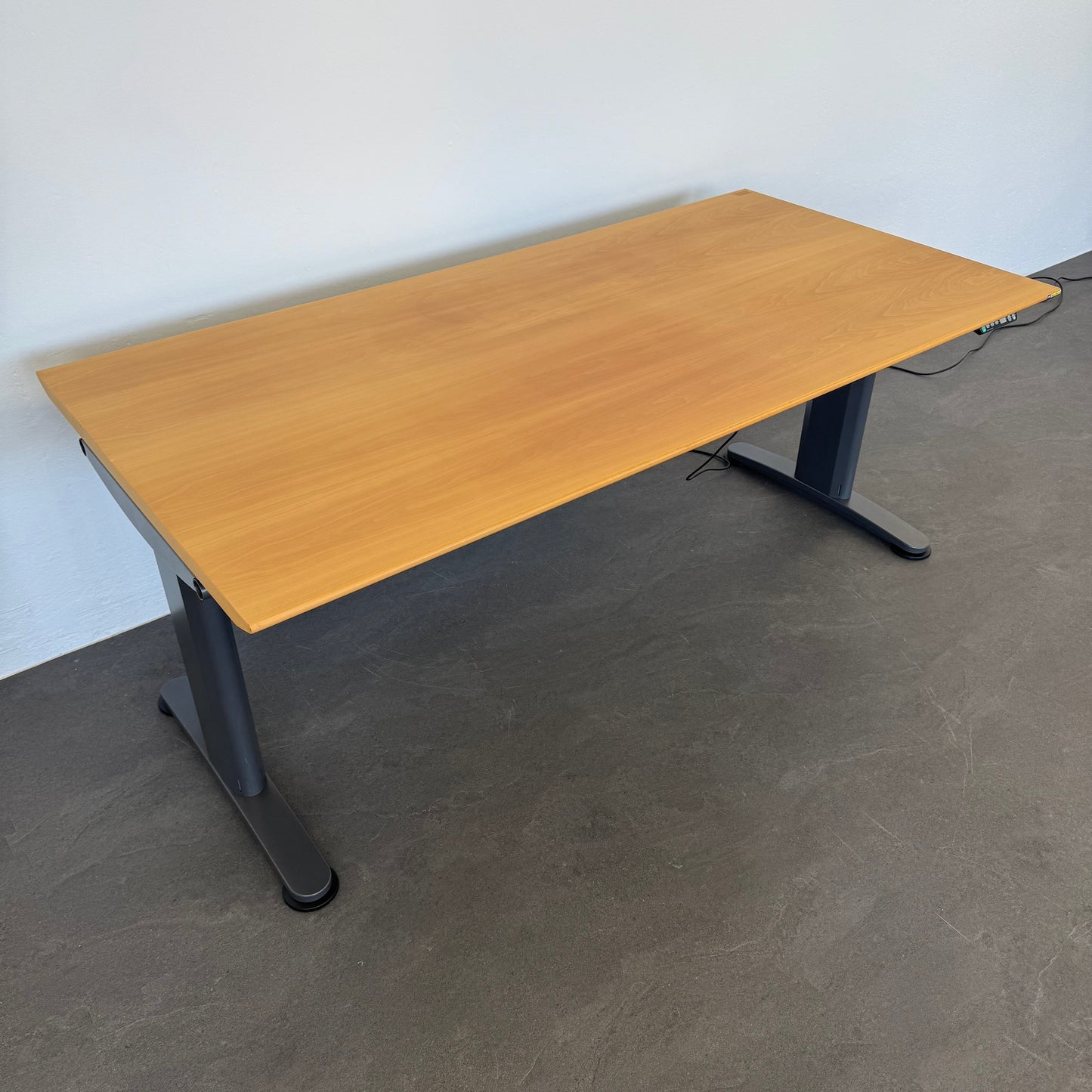 Ergodata System Desk Sitz-Steh Schreibtisch ganz unten