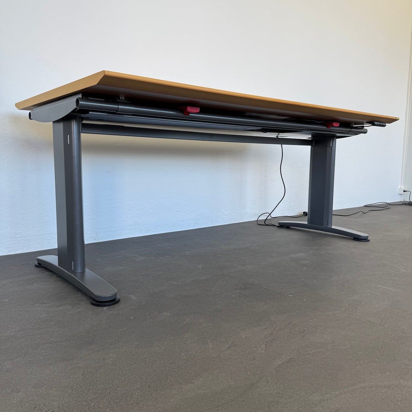 Ergodata System Desk Sitz-Steh Schreibtisch Ansicht von der Seite