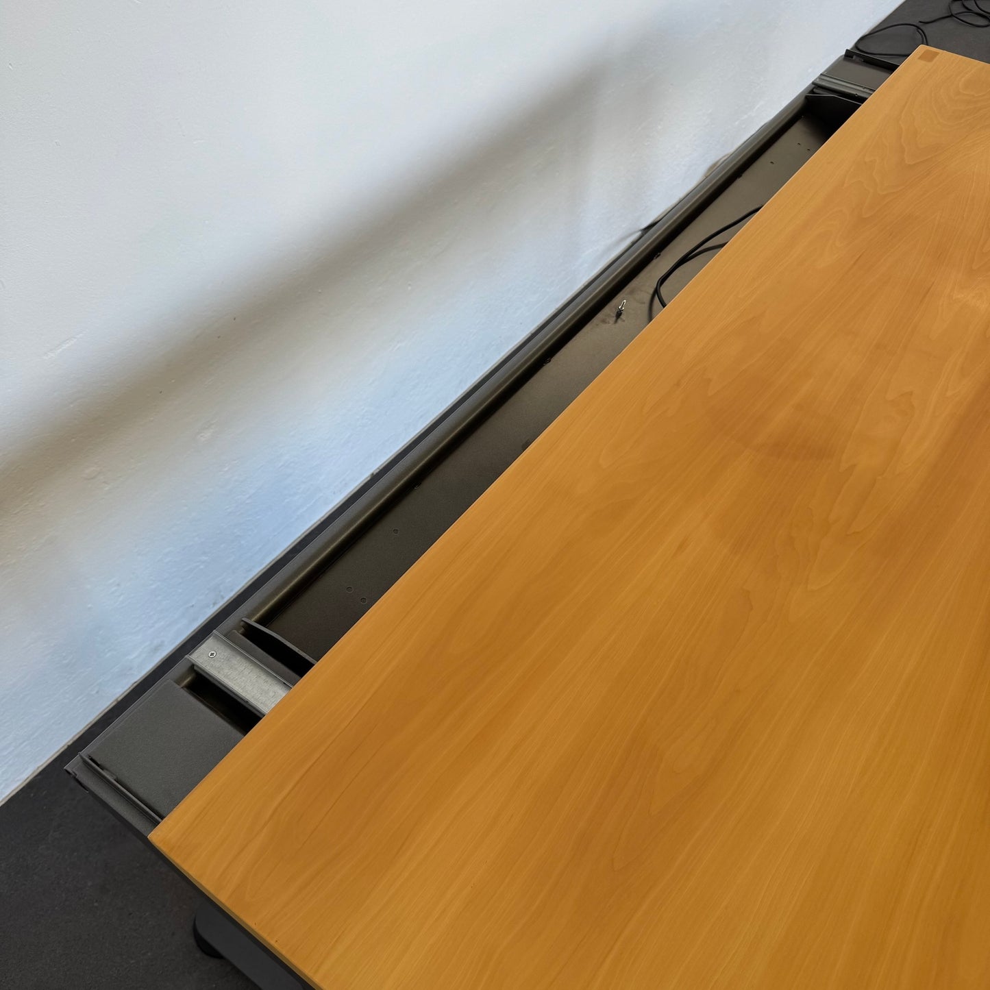 Ergodata System Desk Sitz-Steh Schreibtisch Detailfoto Kabelkanal