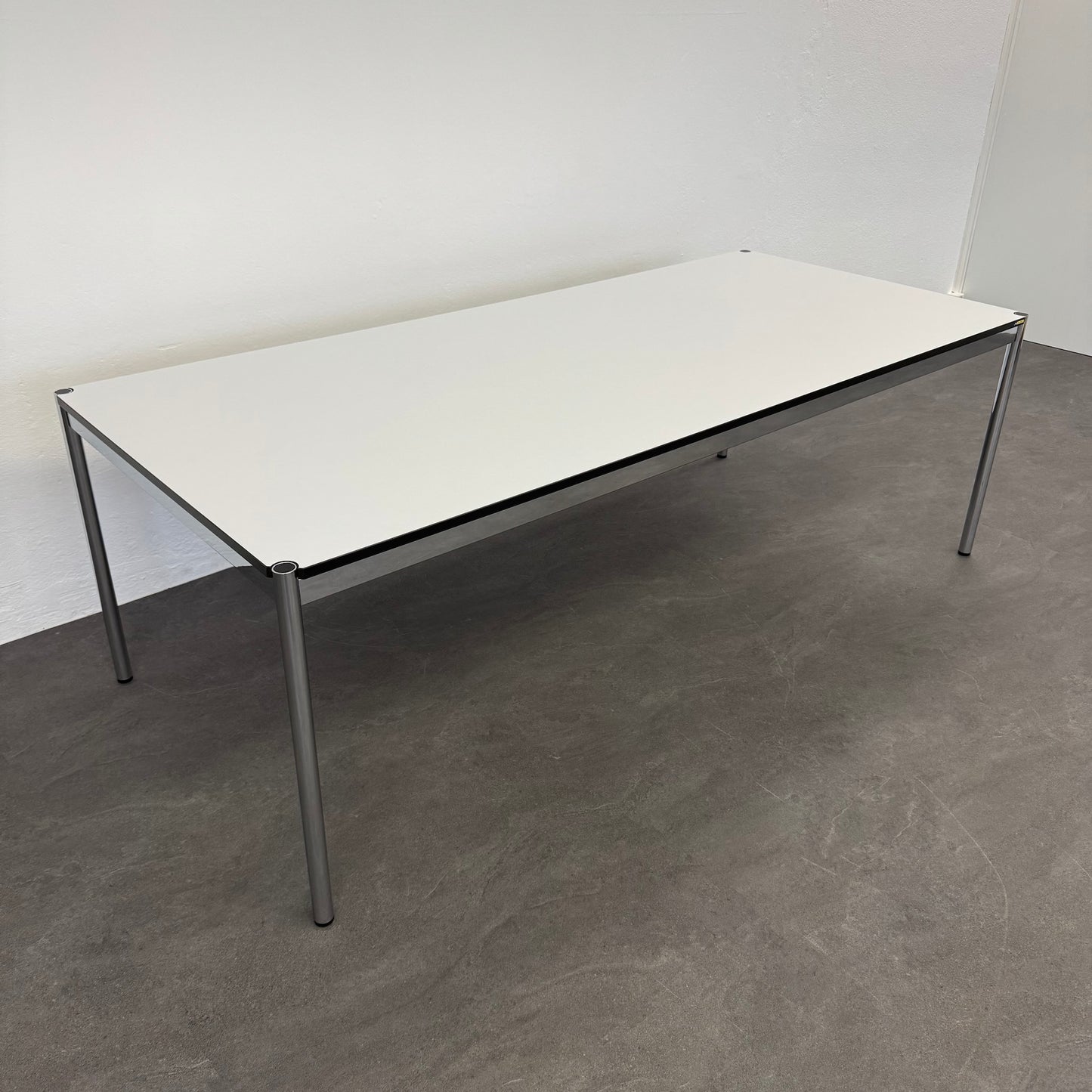 USM Haller Classic Sitzungstisch Tischplatte weiss mit schwarzer Kante