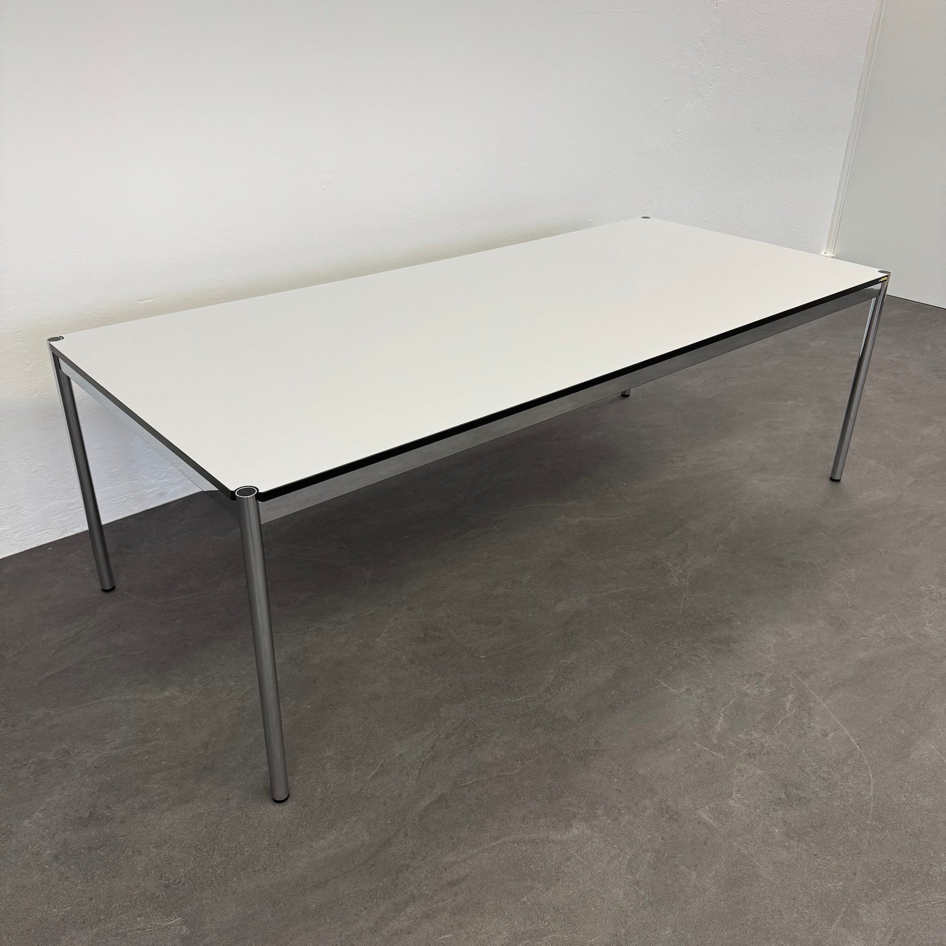 USM Haller Classic Sitzungstisch Tischplatte weiss mit schwarzer Kante