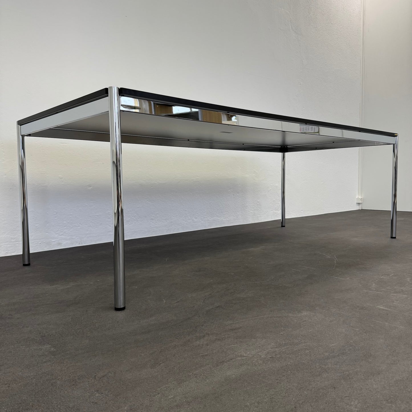 USM Haller Classic Sitzungstisch seitliche Ansicht von unten