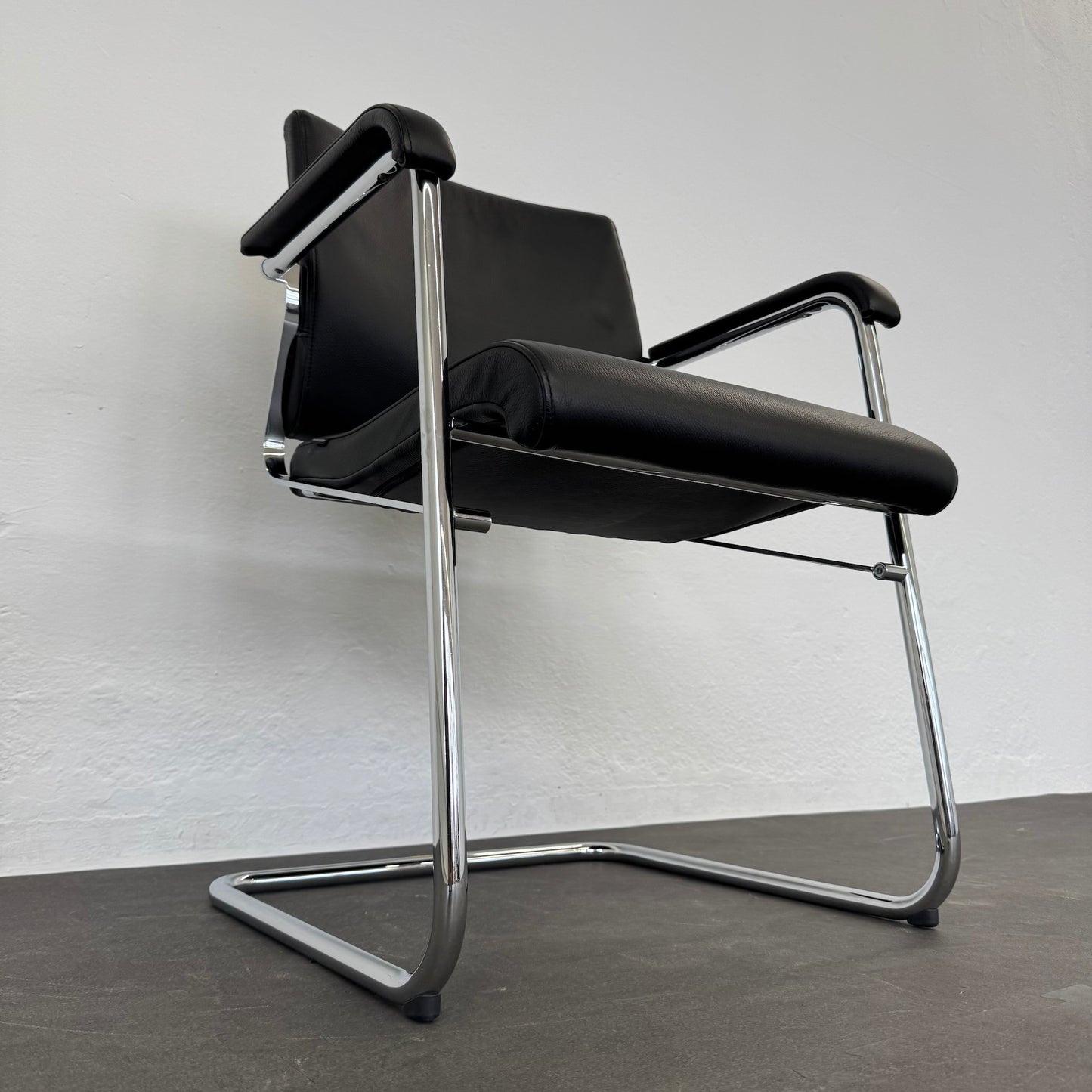 Wilkhahn Sito Freischwinger Ansicht von links unten