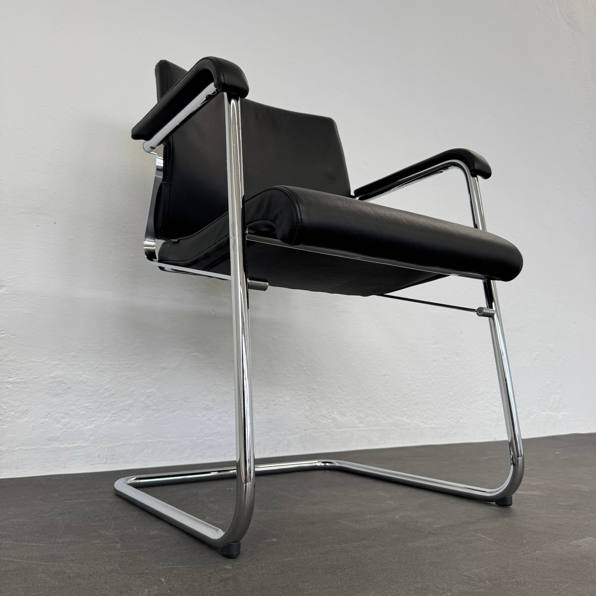 Wilkhahn Sito Freischwinger Ansicht von links unten