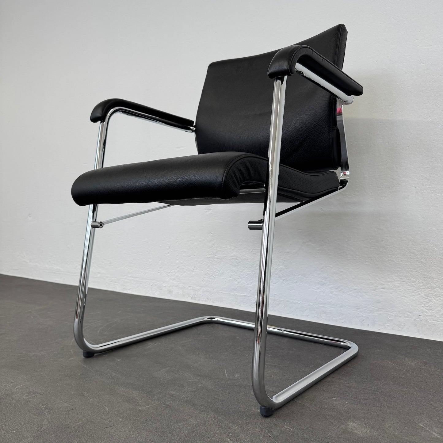 Wilkhahn Sito Freischwinger Ansicht von rechts unten