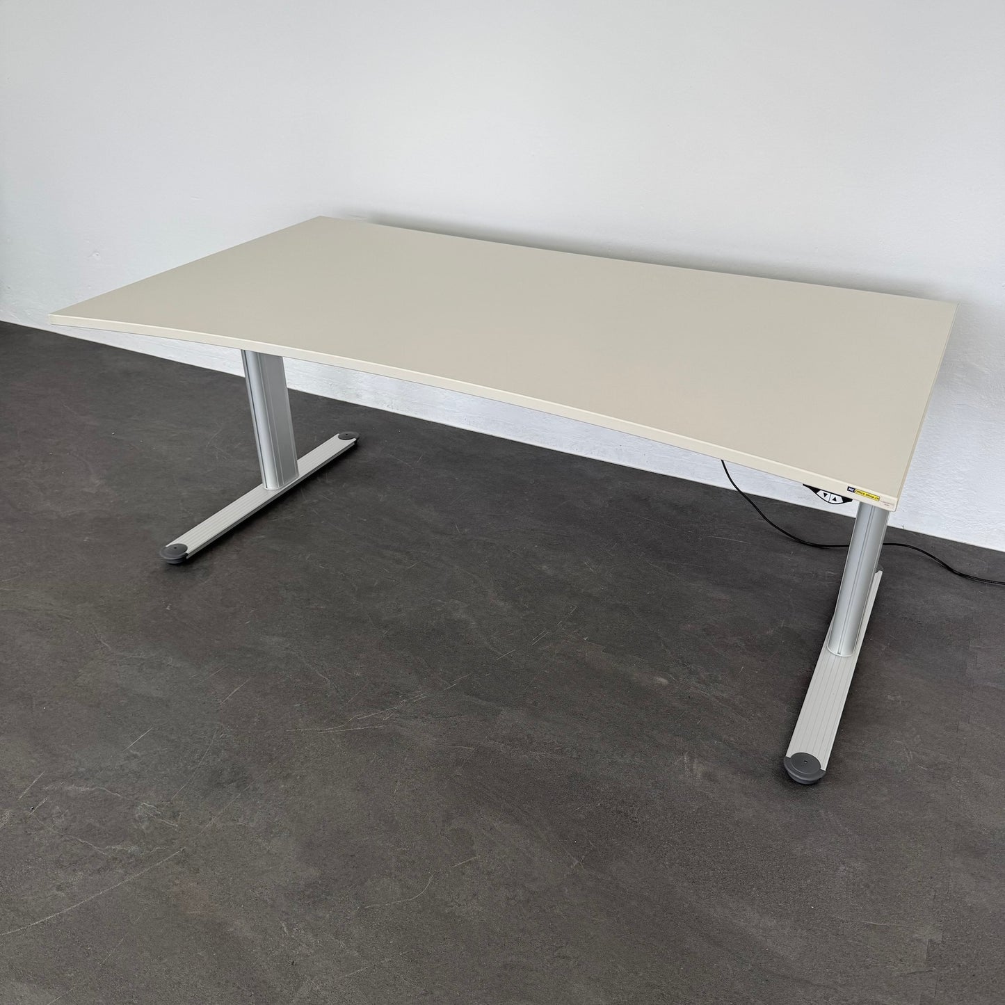 Haworth TC4000 Sitz-Steh-Schreibtisch vorne geschwungen