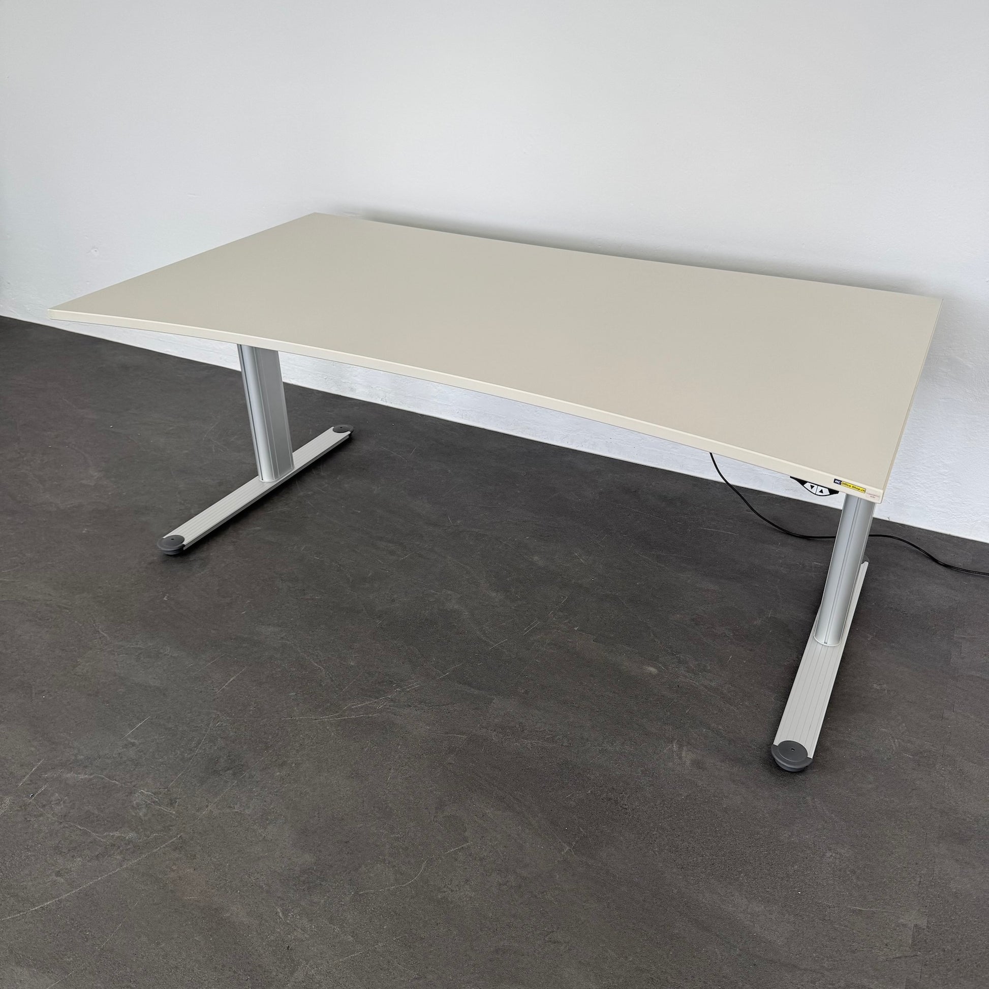 Haworth TC4000 Sitz-Steh-Schreibtisch vorne geschwungen