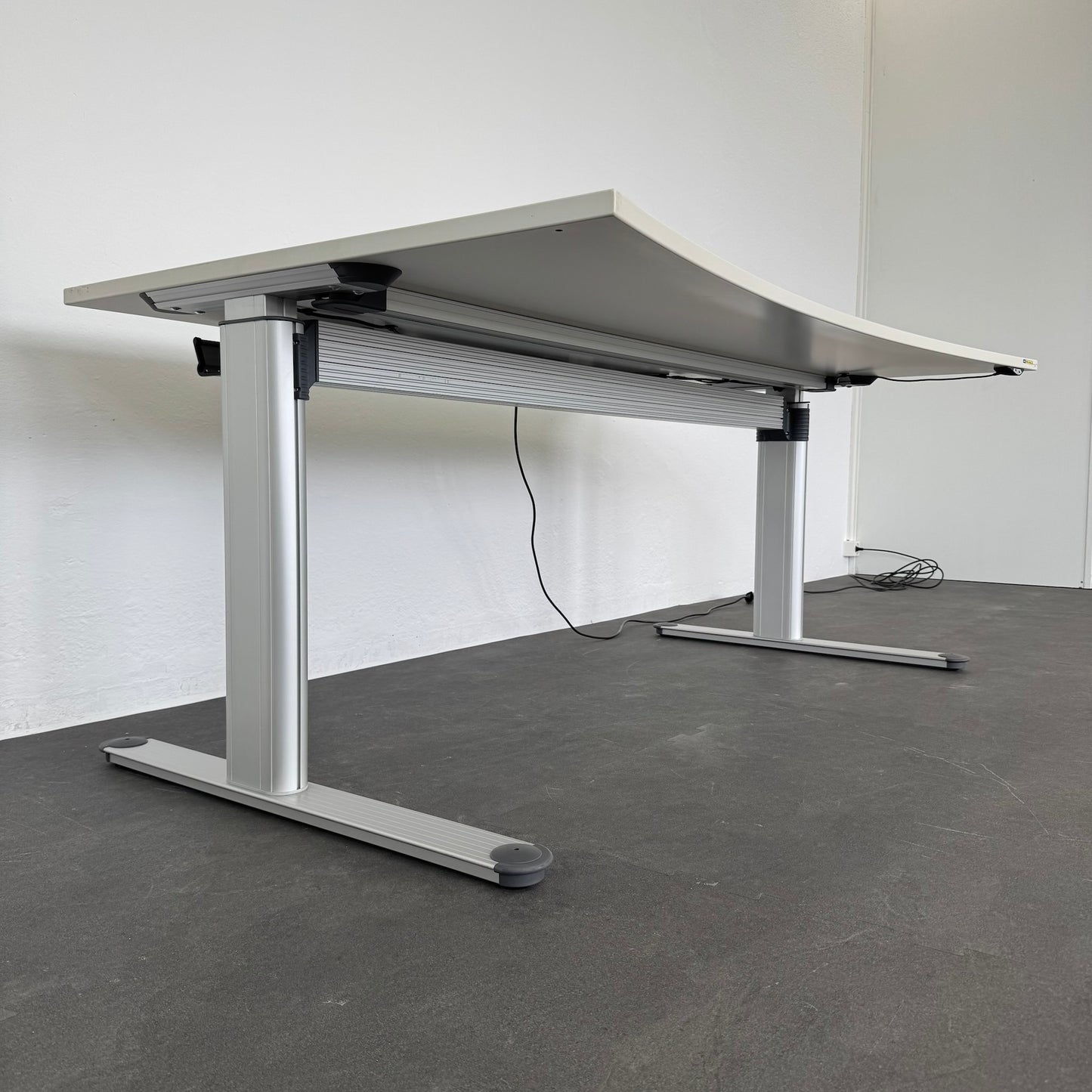 Haworth TC4000 Sitz-Steh-Schreibtisch Ansicht seitlich von unten