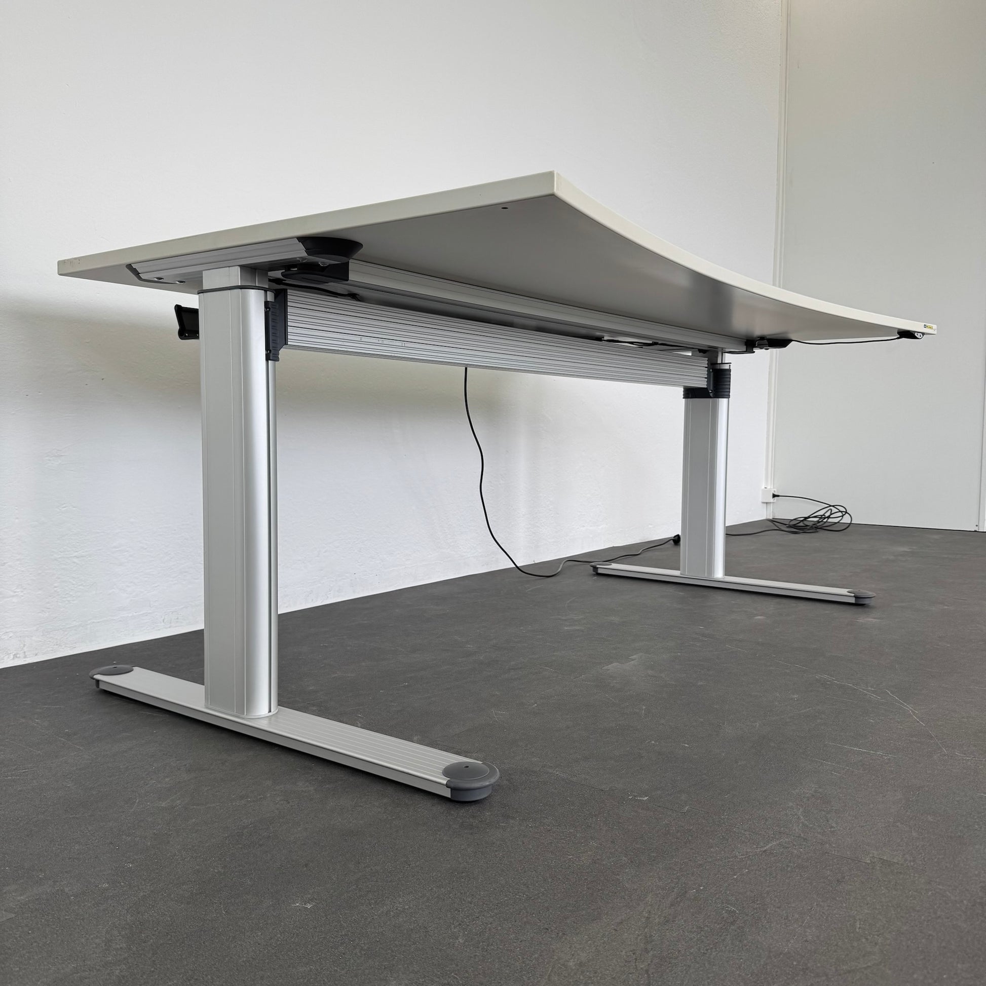 Haworth TC4000 Sitz-Steh-Schreibtisch Ansicht seitlich von unten