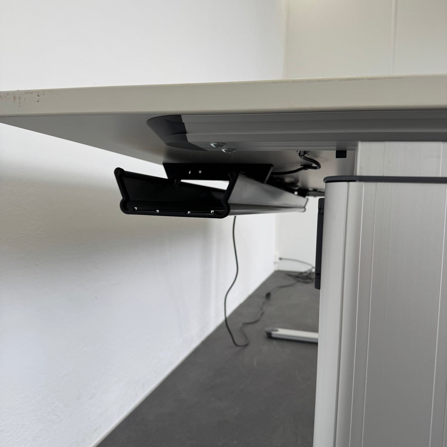 Haworth TC4000 Sitz-Steh-Schreibtisch Detailfoto Kabelkanal