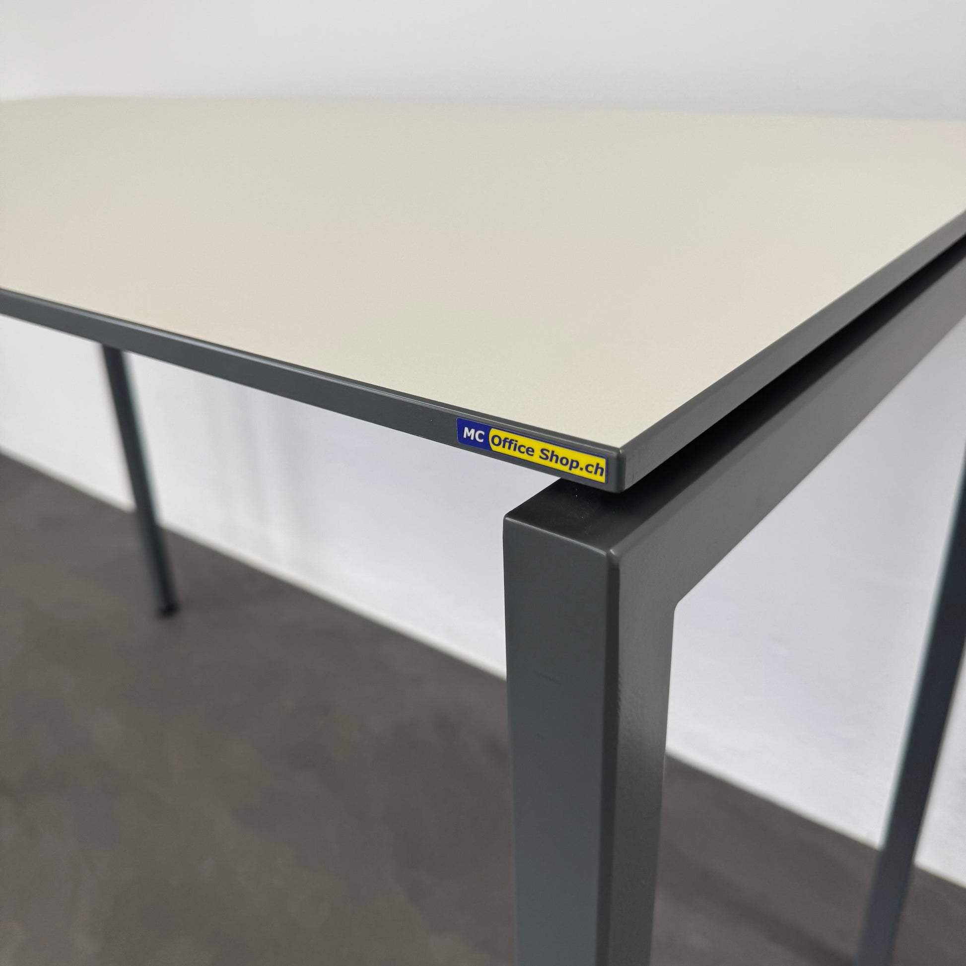 Lista Office Motion Steh-Sitzungstisch Detailfoto Tischkante
