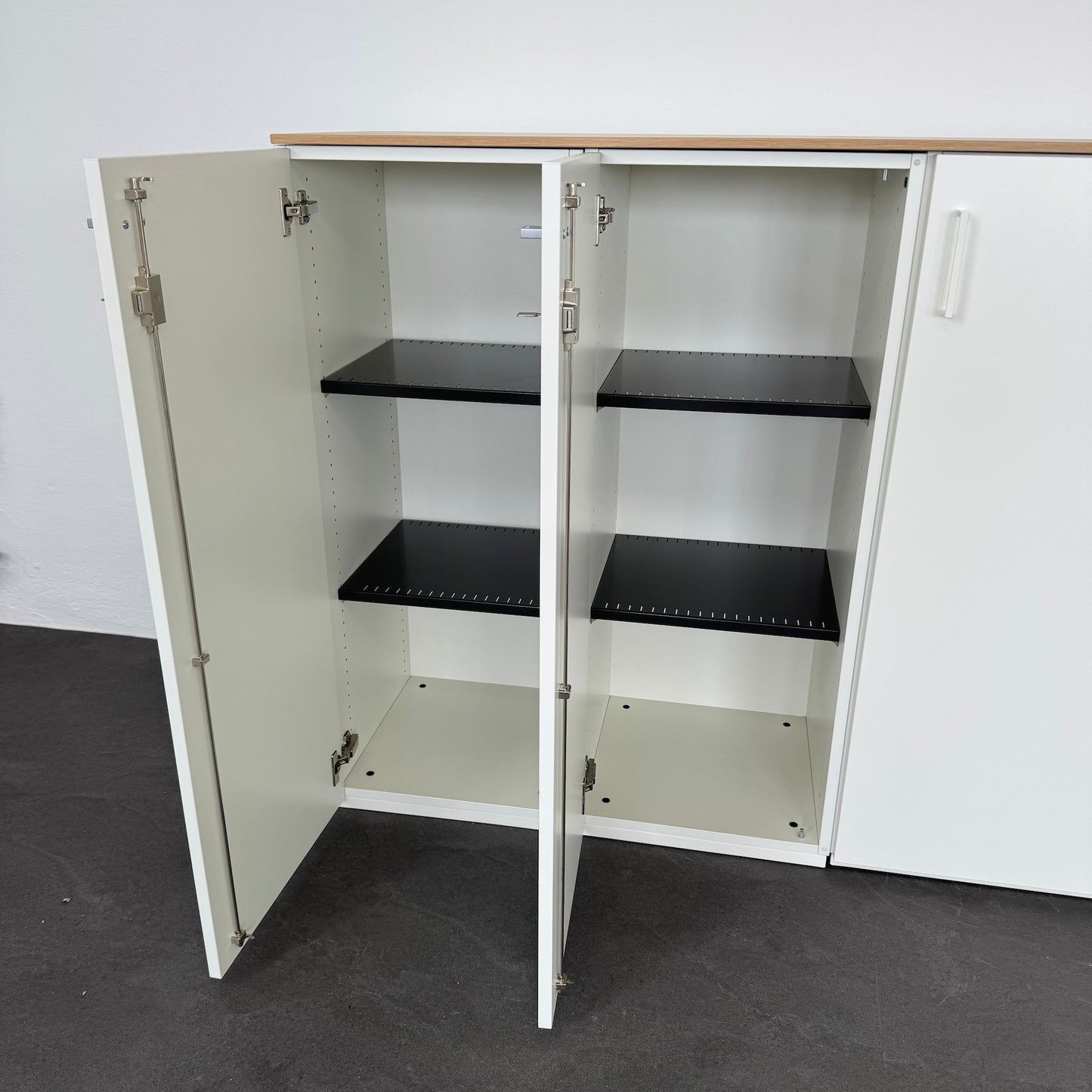 König + Neurath ACTA Classic Aktenschrank mit den Flügeltüren offen