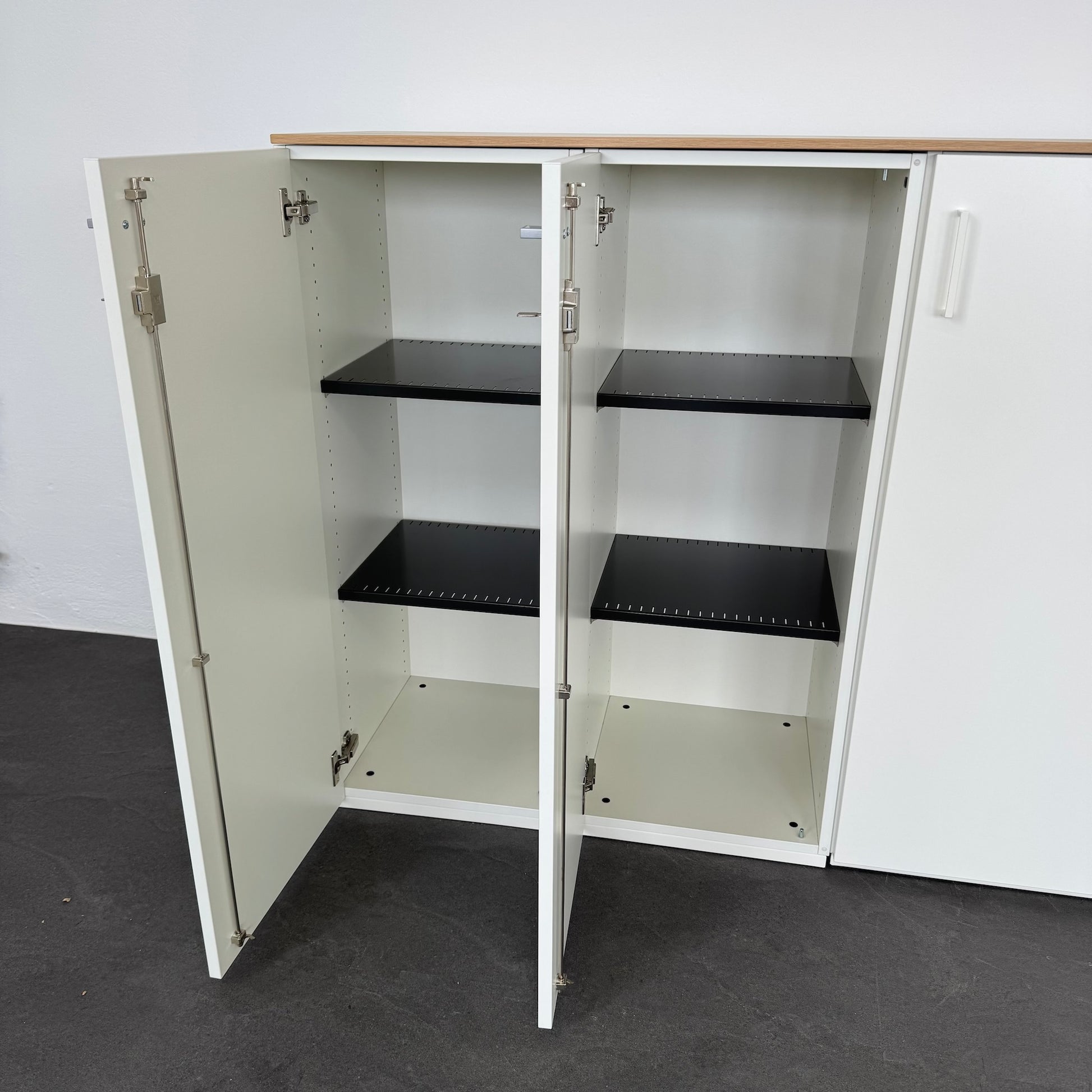König + Neurath ACTA Classic Aktenschrank mit den Flügeltüren offen
