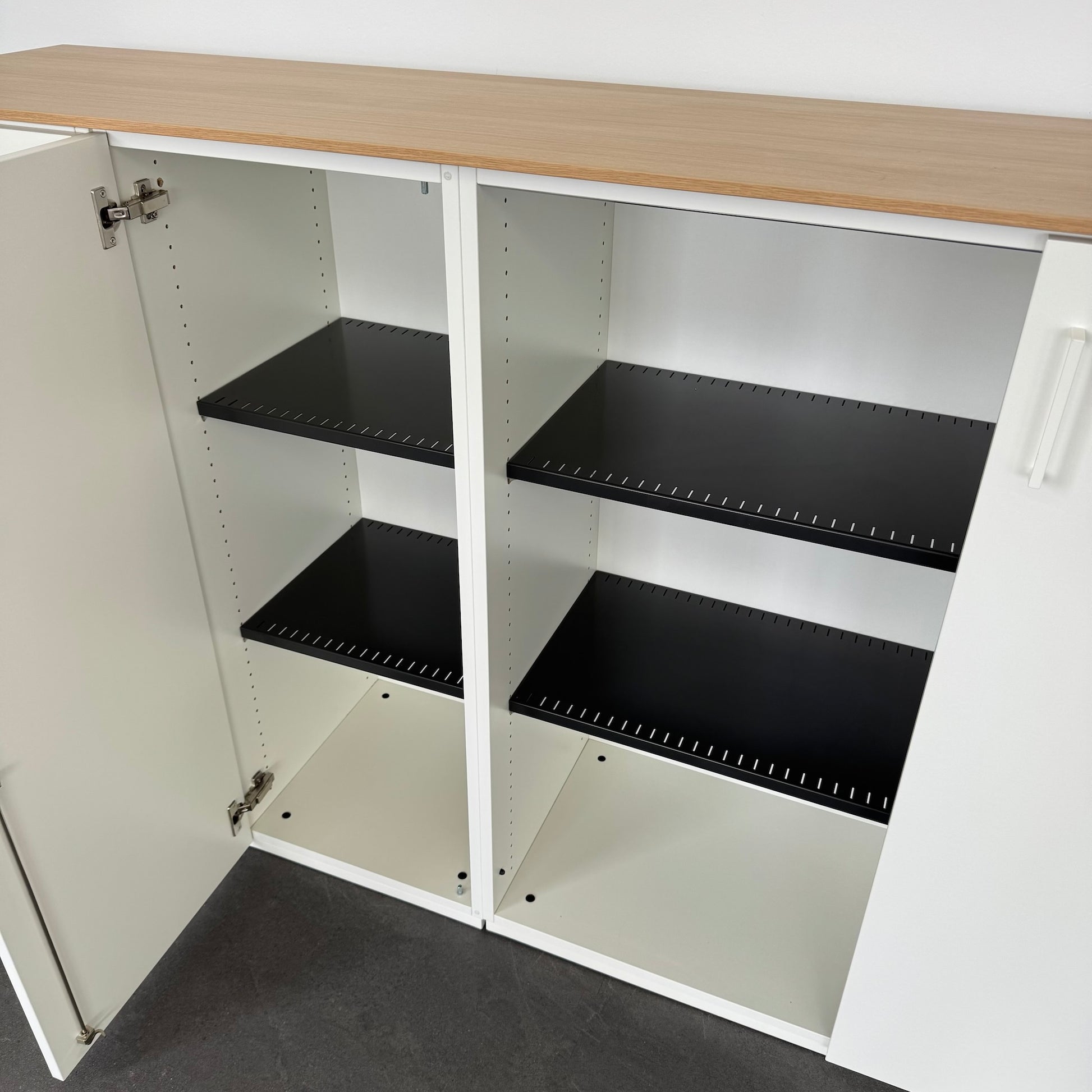 König + Neurath ACTA Classic Flügeltür-Aktenschrank Detailfoto Fachböden