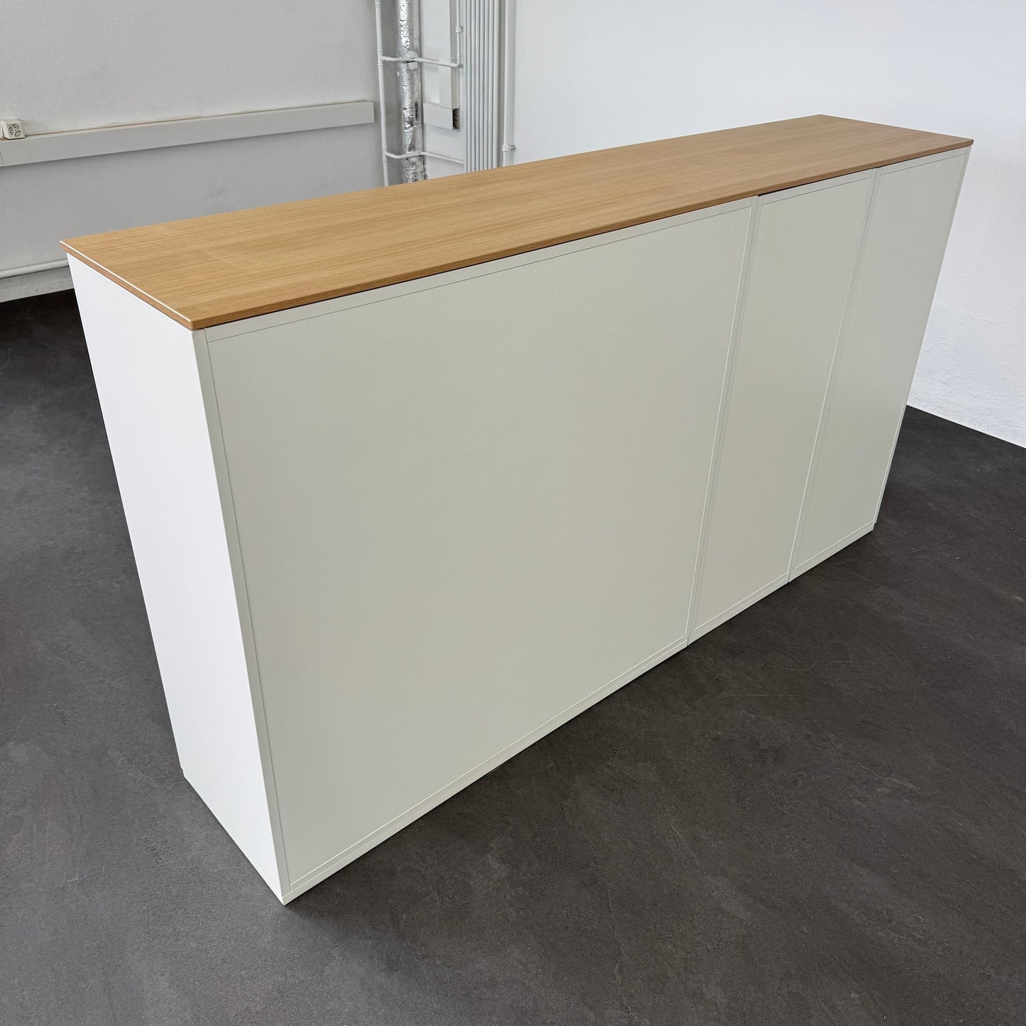 König + Neurath ACTA Classic Flügeltür-Aktenschrank Spanplatte Weiss von hinten