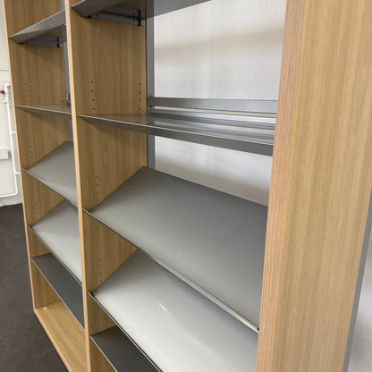 Gehri FlyBye Präsentations-Regal Detailfoto Schrägablagen