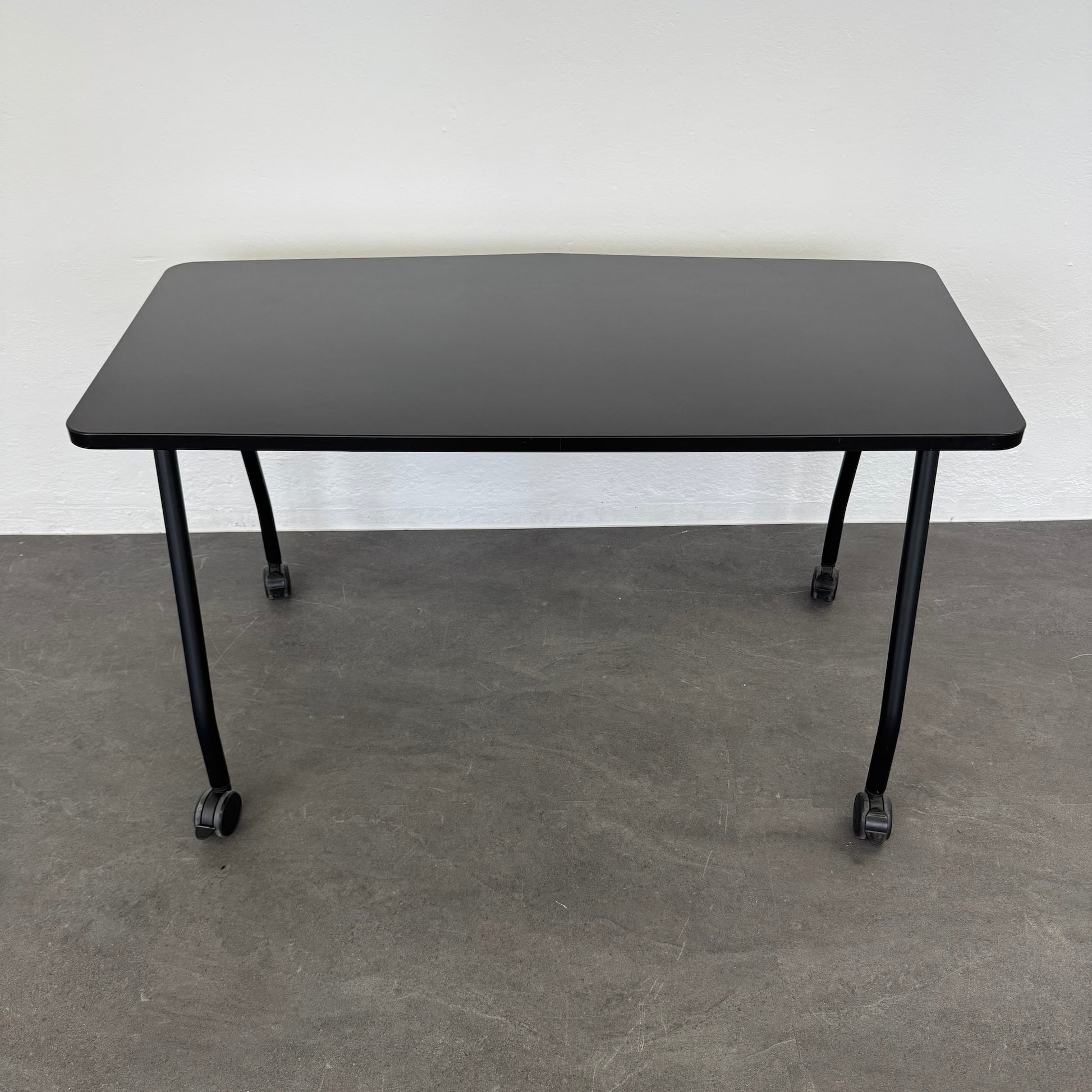 Steelcase Education Roll-Schreibtisch aus Spanplatte Schwarz