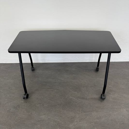 Steelcase Education Roll-Schreibtisch aus Spanplatte Schwarz