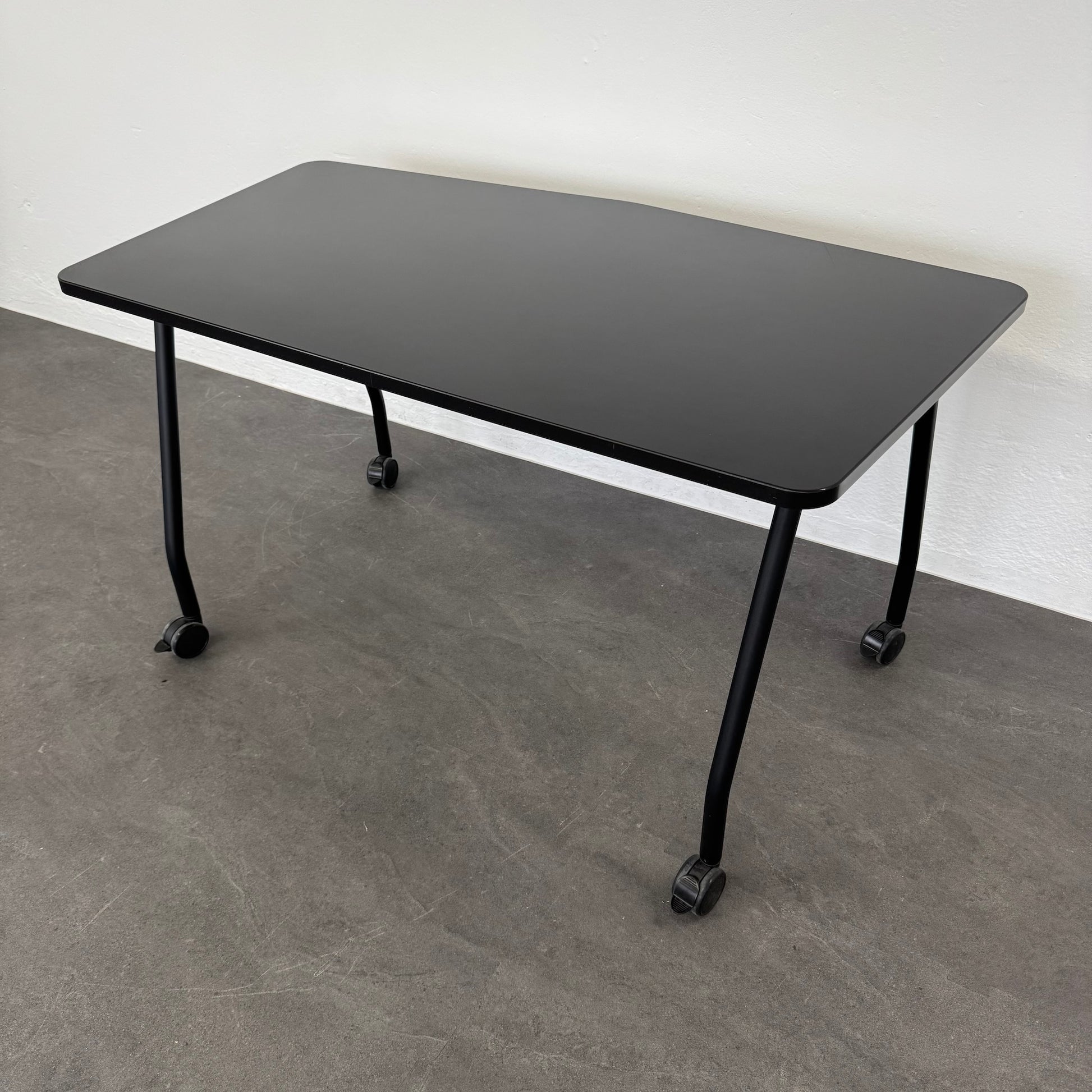 Steelcase Education Roll-Schreibtisch mit Gestell in Schwarz