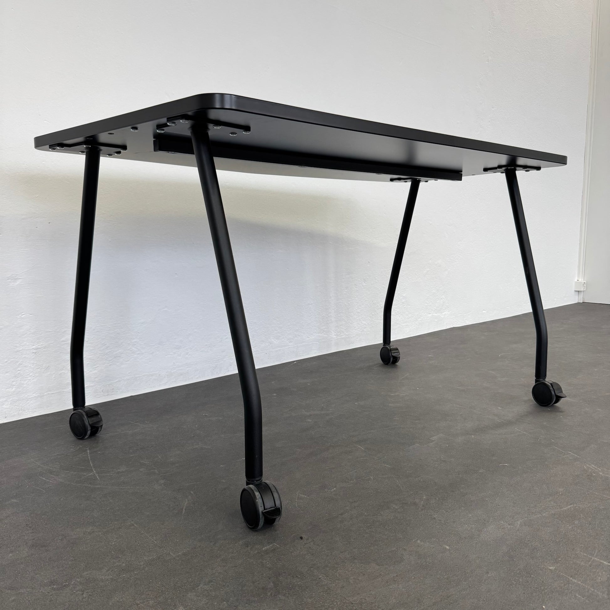 Steelcase Education Roll-Schreibtisch seitlich von unten