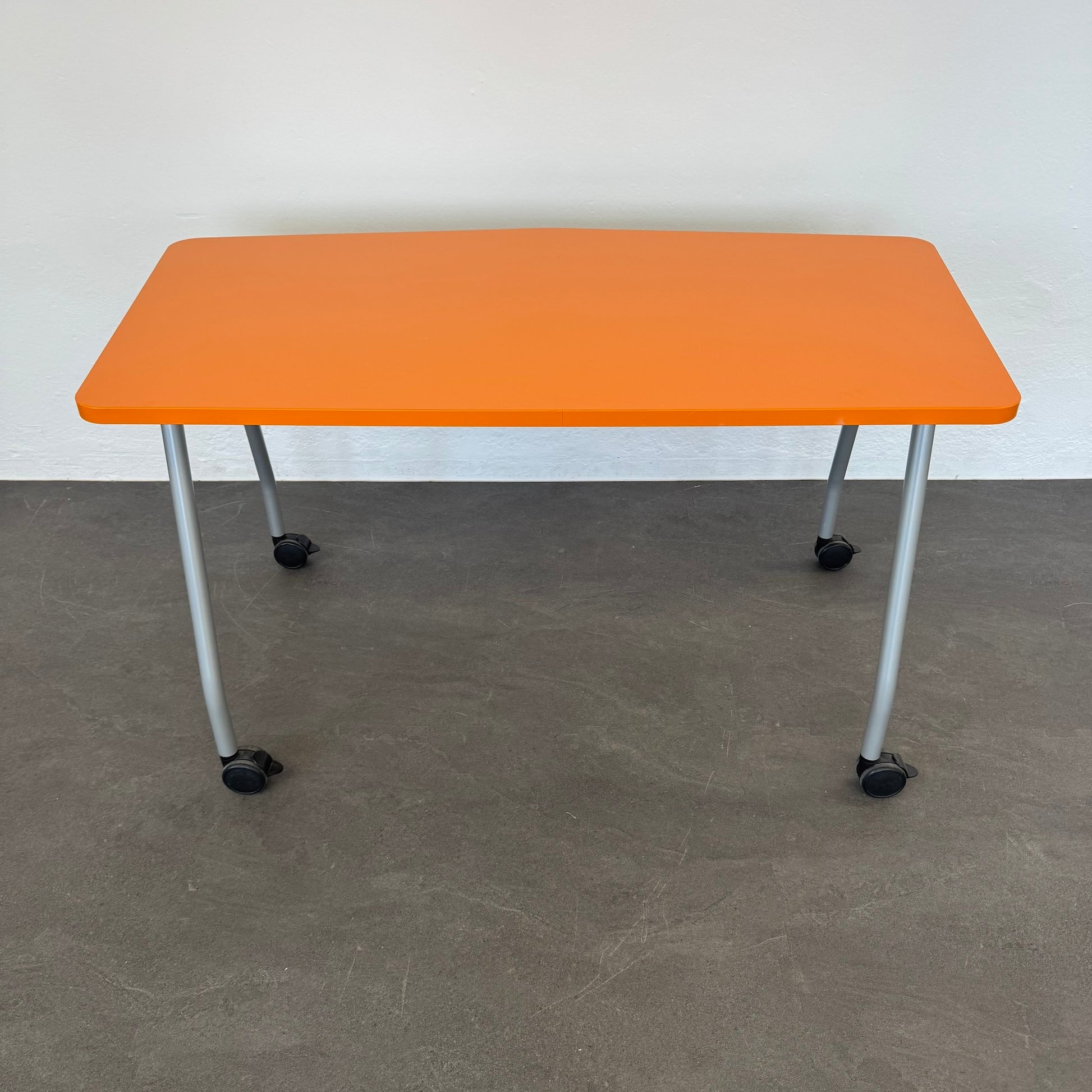 Steelcase Education Roll-Schreibtisch aus Spanplatte Orange