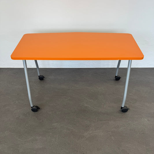 Steelcase Education Roll-Schreibtisch aus Spanplatte Orange