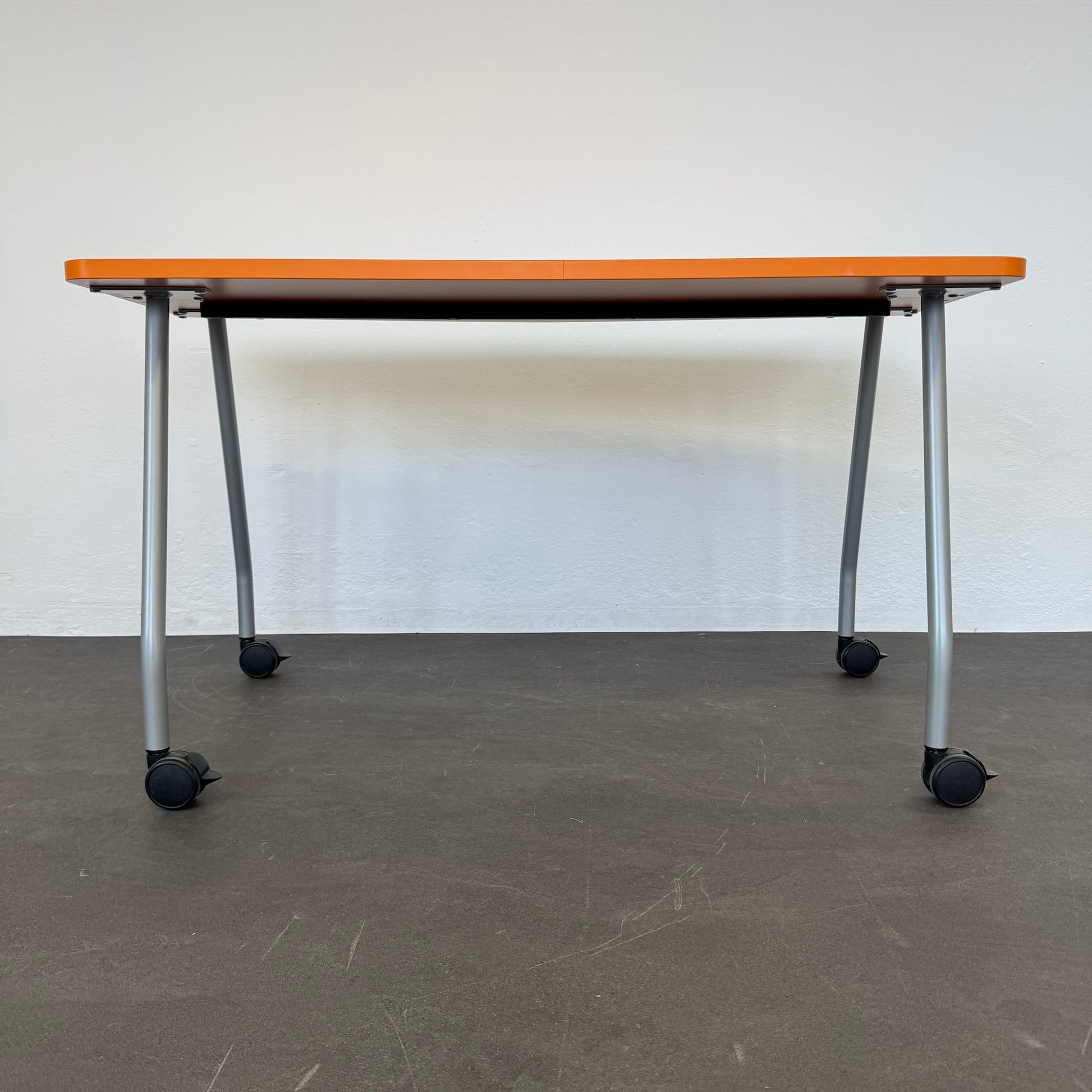 Steelcase Education Roll-Schreibtisch von unten