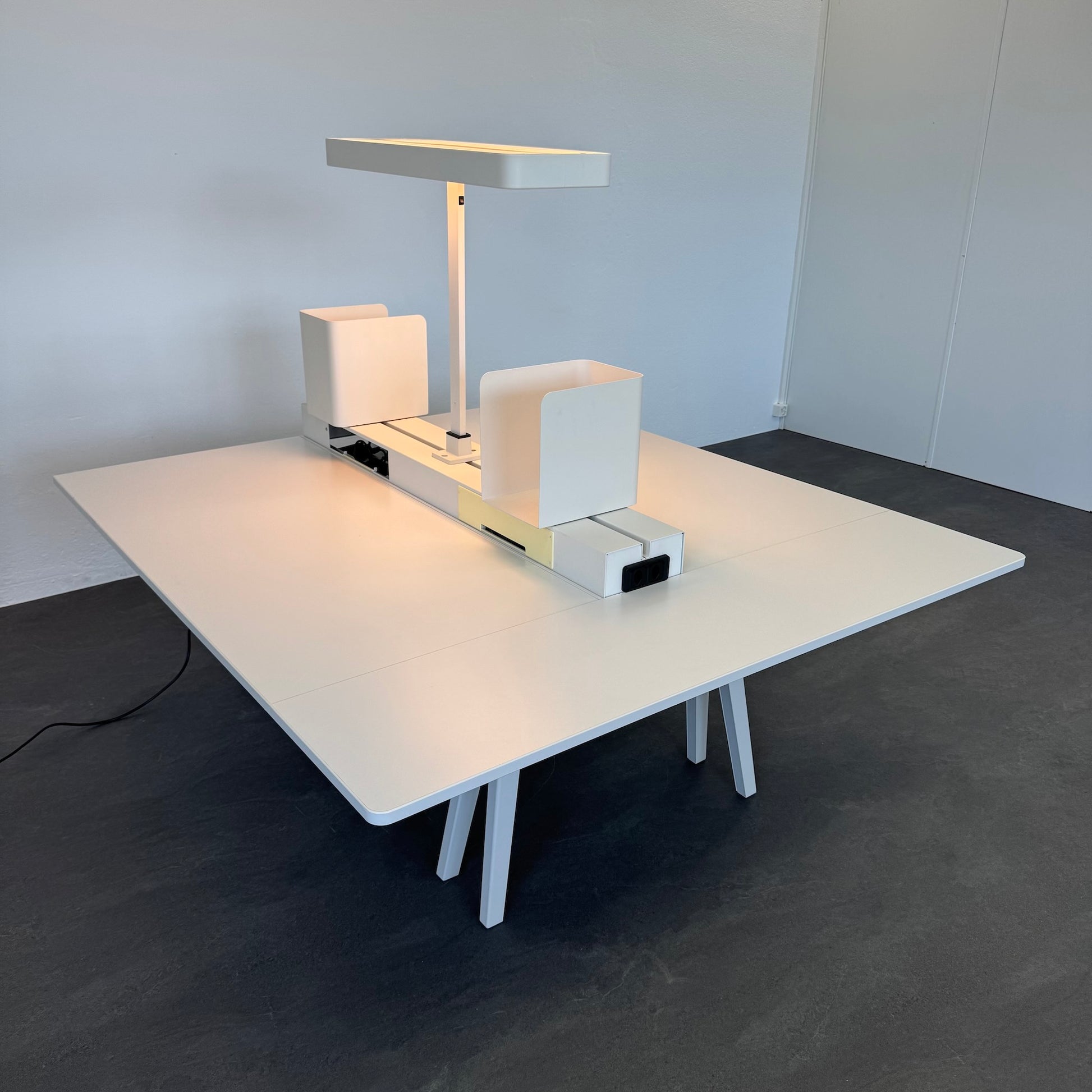 Vitra Joyn Workstation mit Tischleuchte