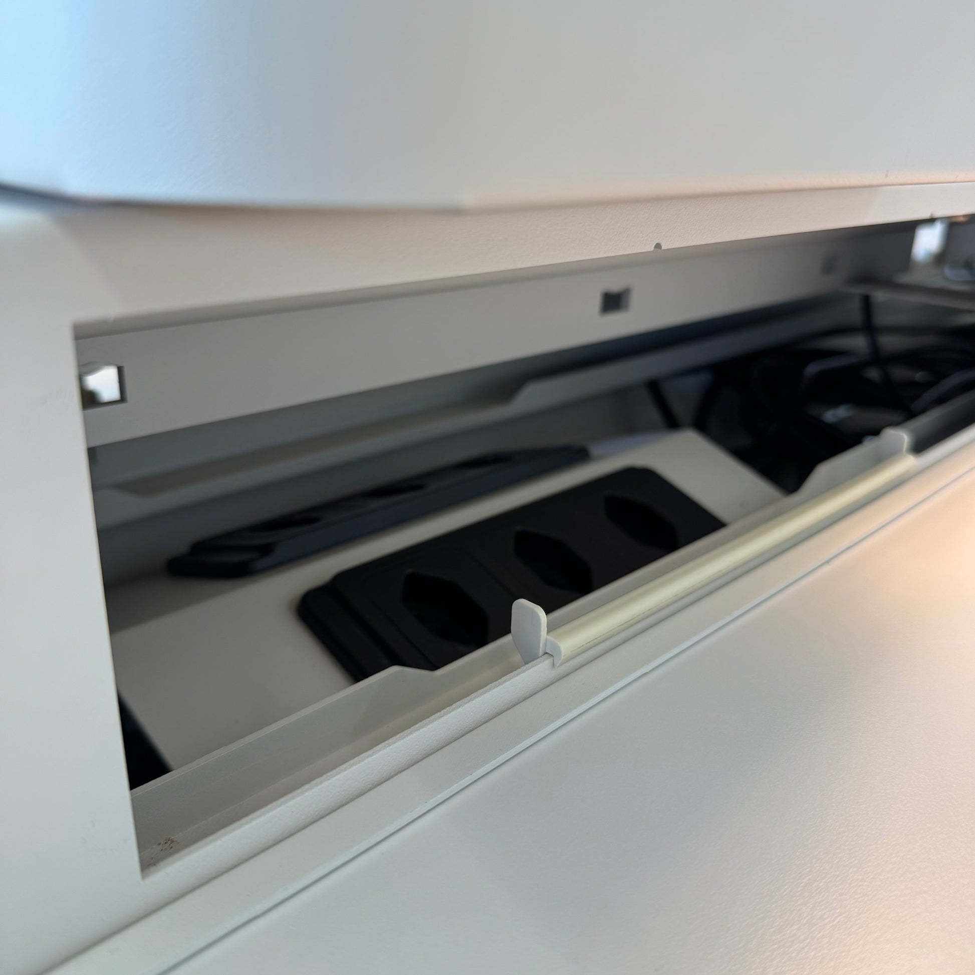 Vitra Joyn Workstation Detailfoto integrierte Steckdosenleiste