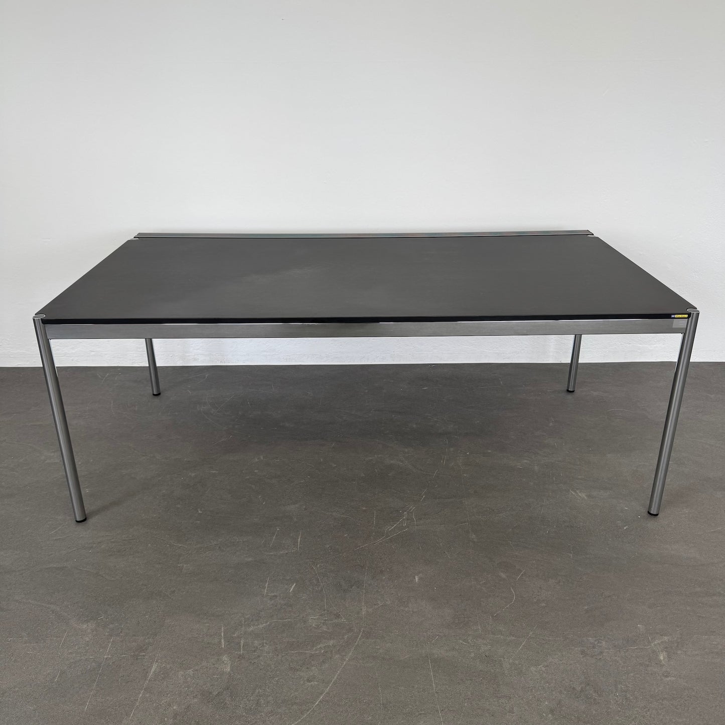 USM Haller Classic Schreibtisch 2000 x 1105 mm mit Kabelkanal