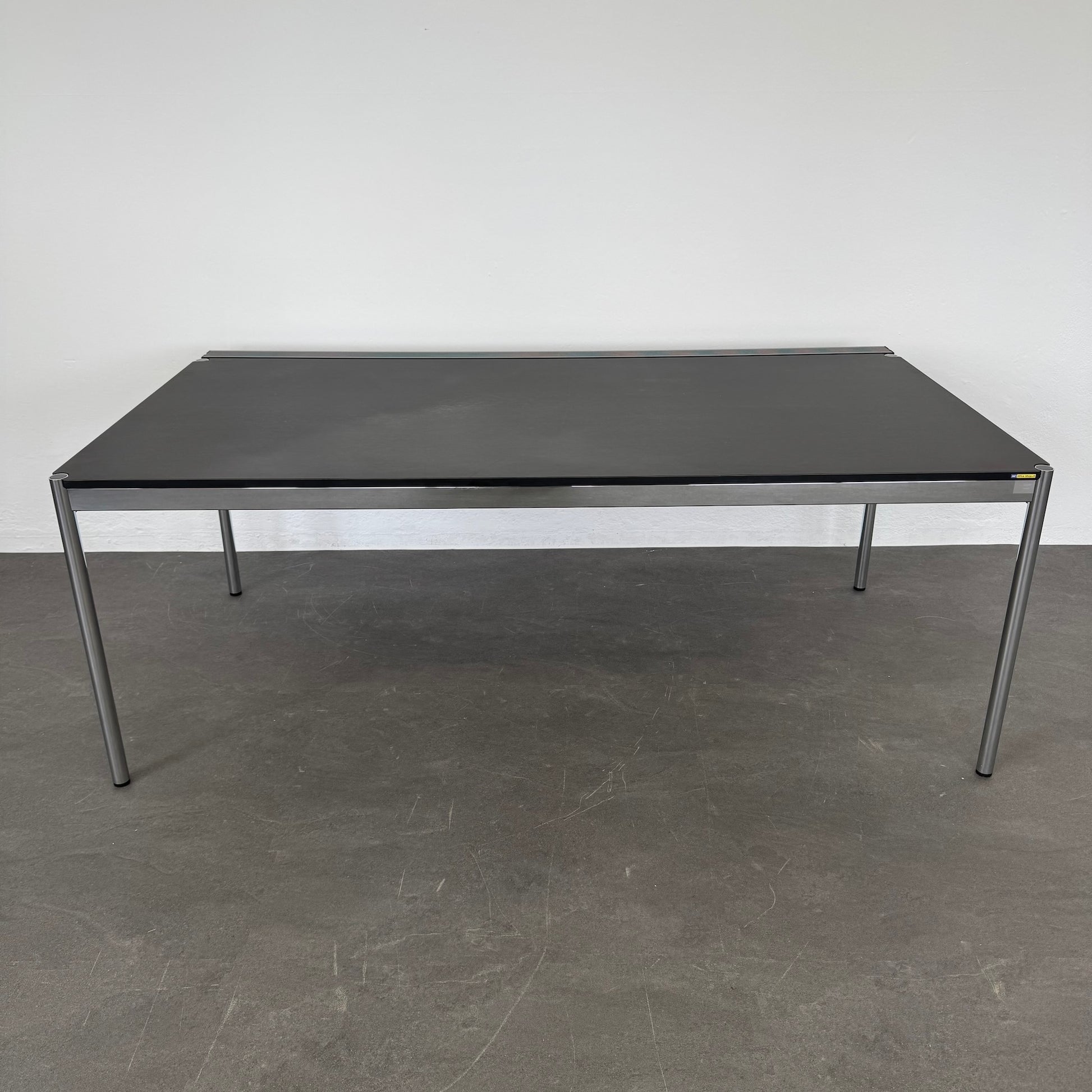 USM Haller Classic Schreibtisch 2000 x 1105 mm mit Kabelkanal