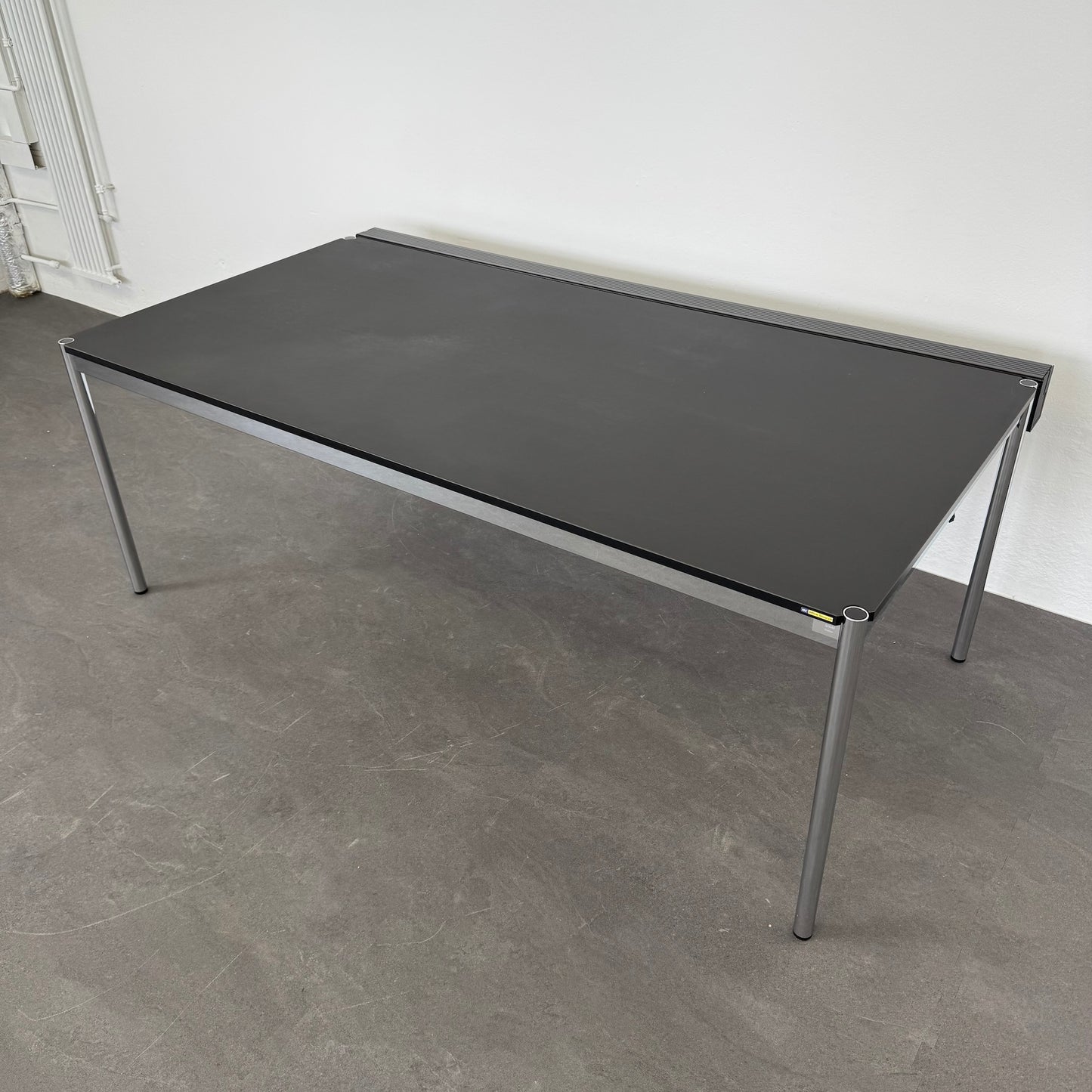 USM Haller Classic Schreibtisch mit Gestell chrom glanz