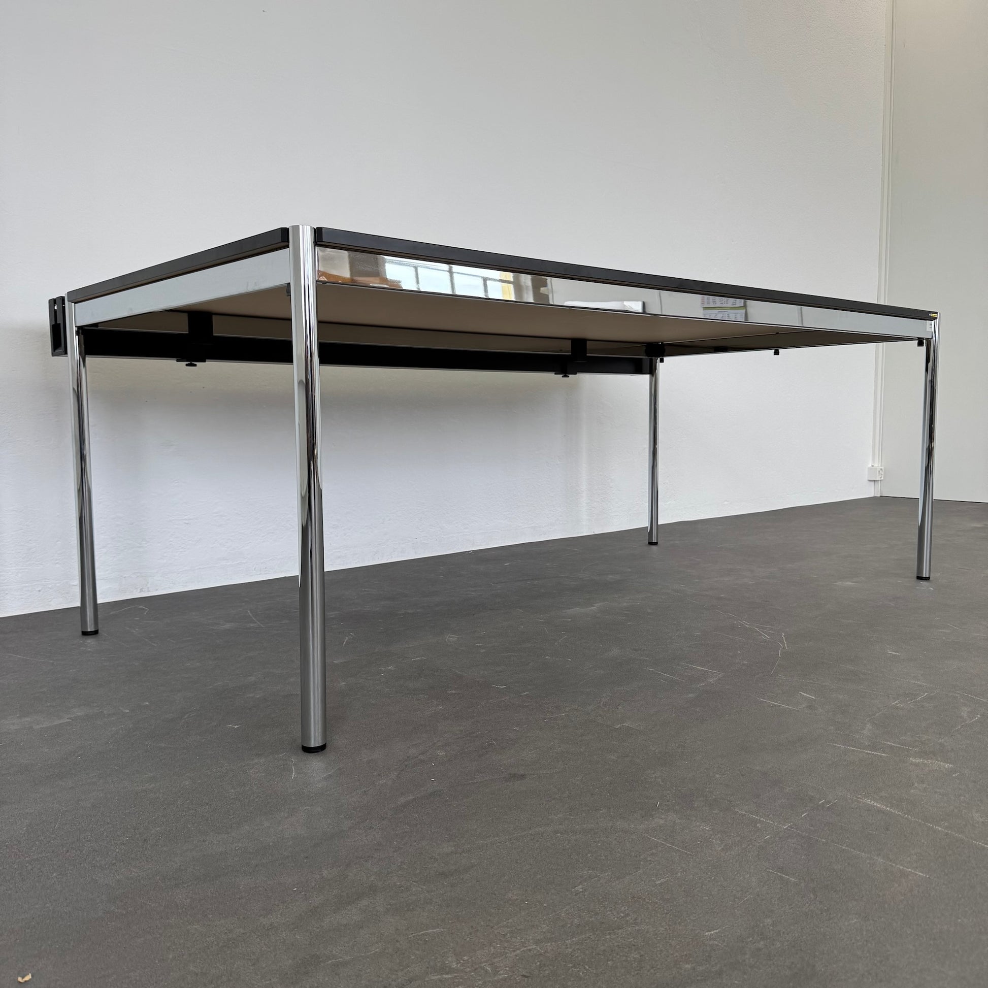 USM Haller Classic Schreibtisch seitliche Ansicht von unten