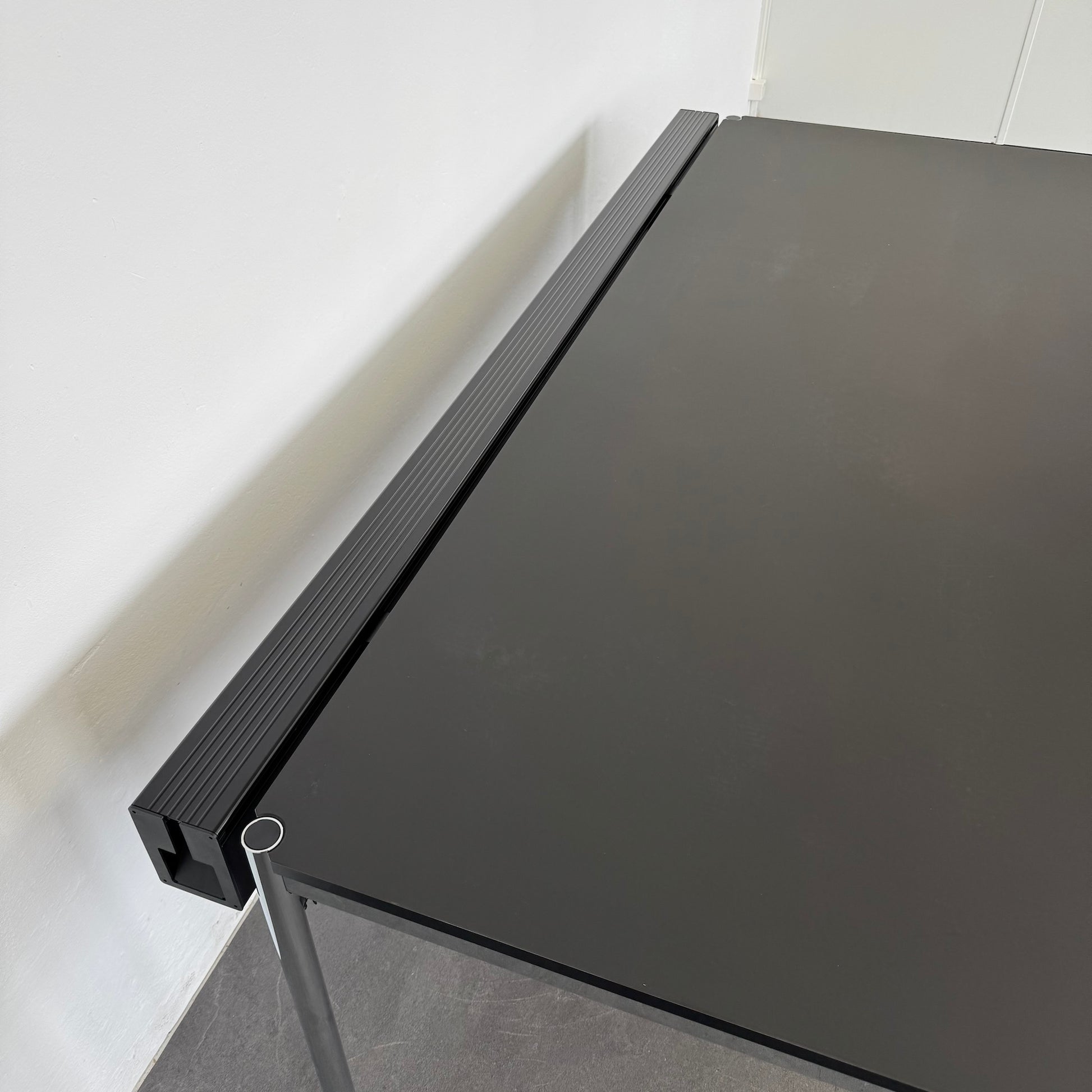 USM Haller Classic Schreibtisch Ansicht Kabelkanal geschlossen