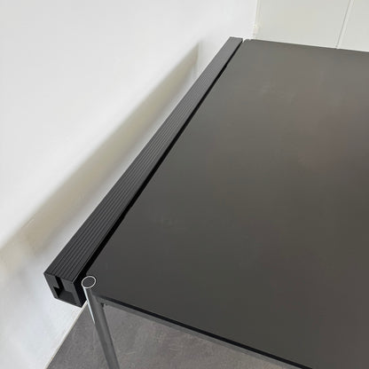 USM Haller Classic Schreibtisch Ansicht Kabelkanal geschlossen