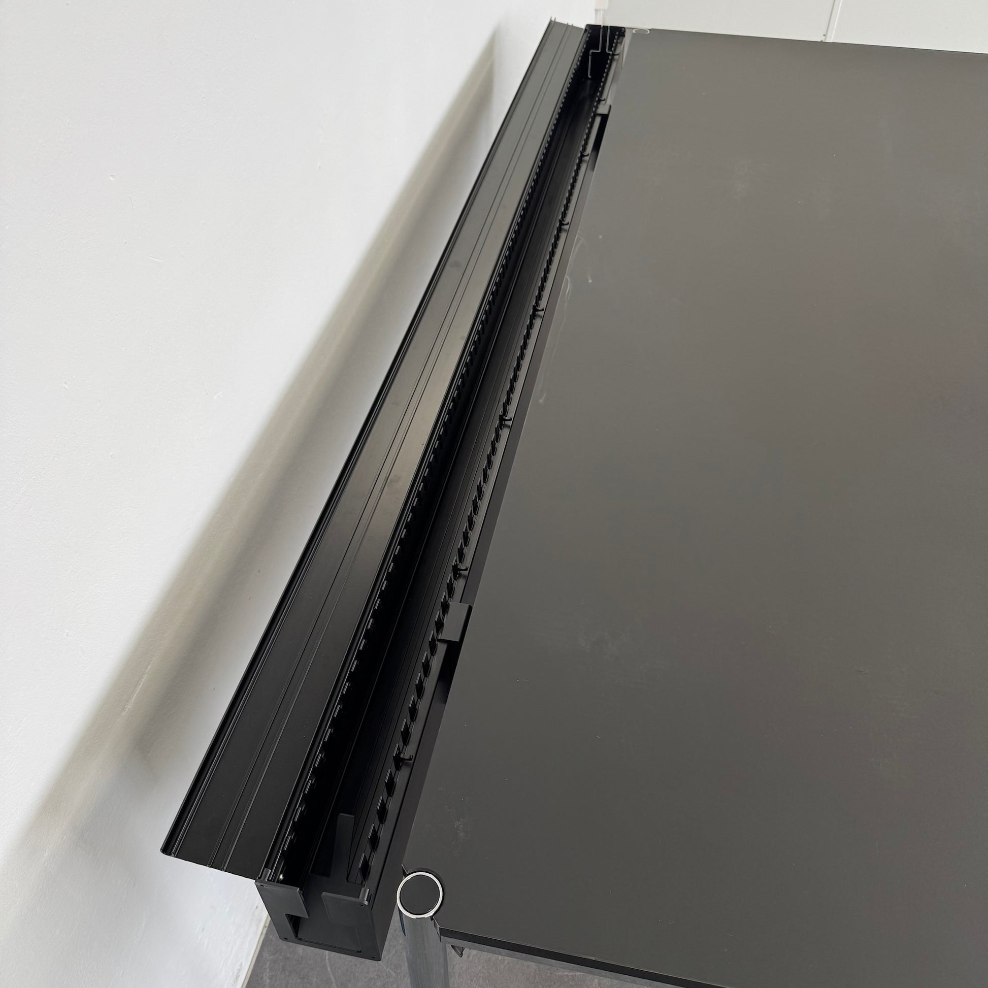 USM Haller Classic Schreibtisch Ansicht Kabelkanal offen