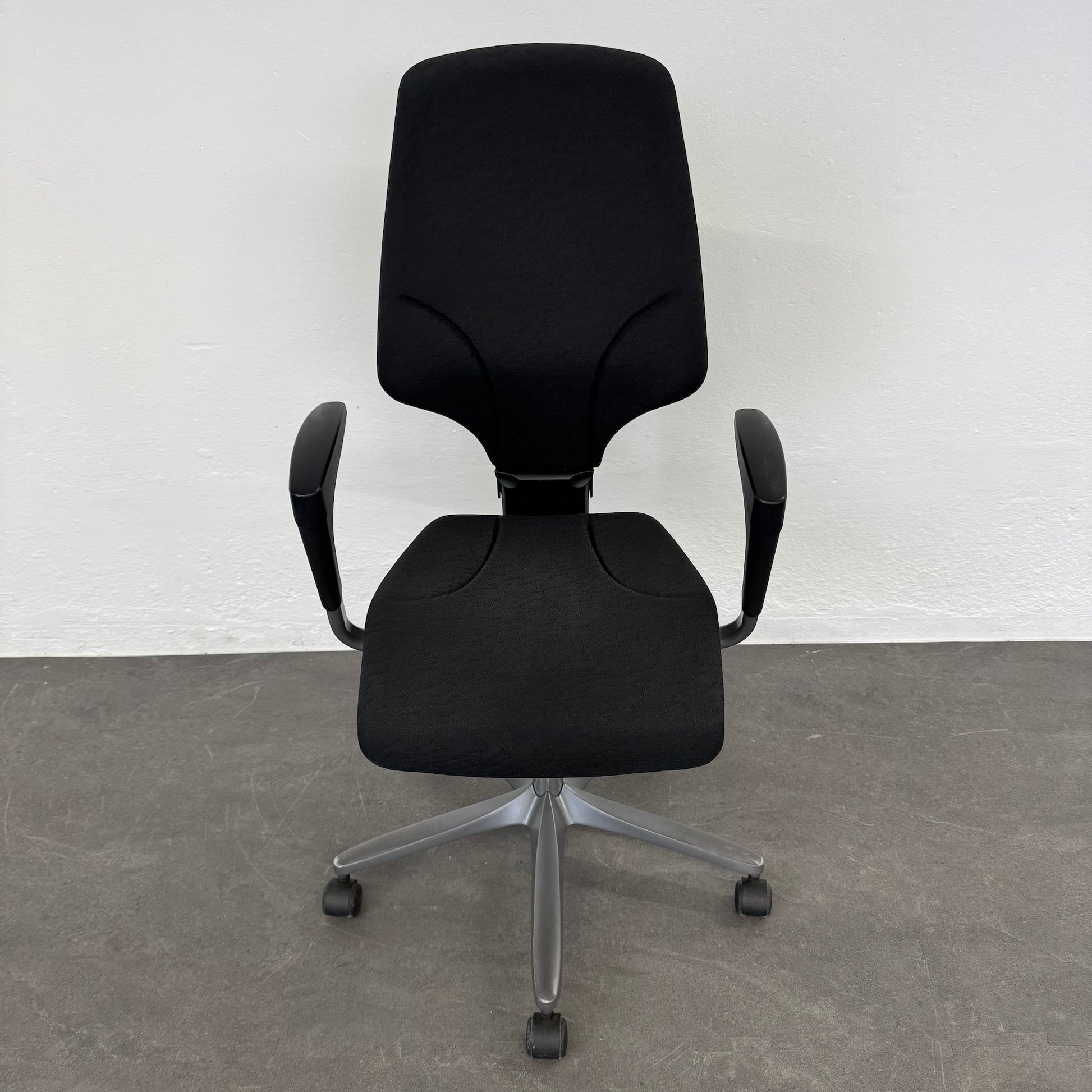 Giroflex G64 Bürodrehstuhl Stoffbezug Schwarz gemustert