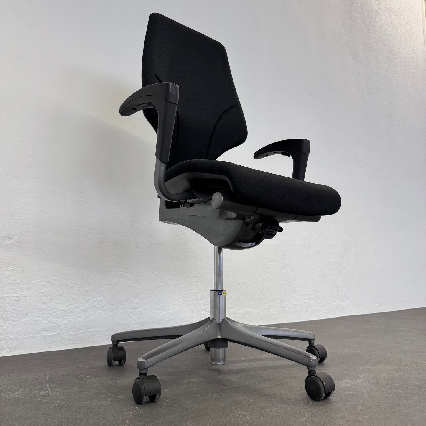 Giroflex G64 Bürodrehstuhl Detailfoto Mechanik von links