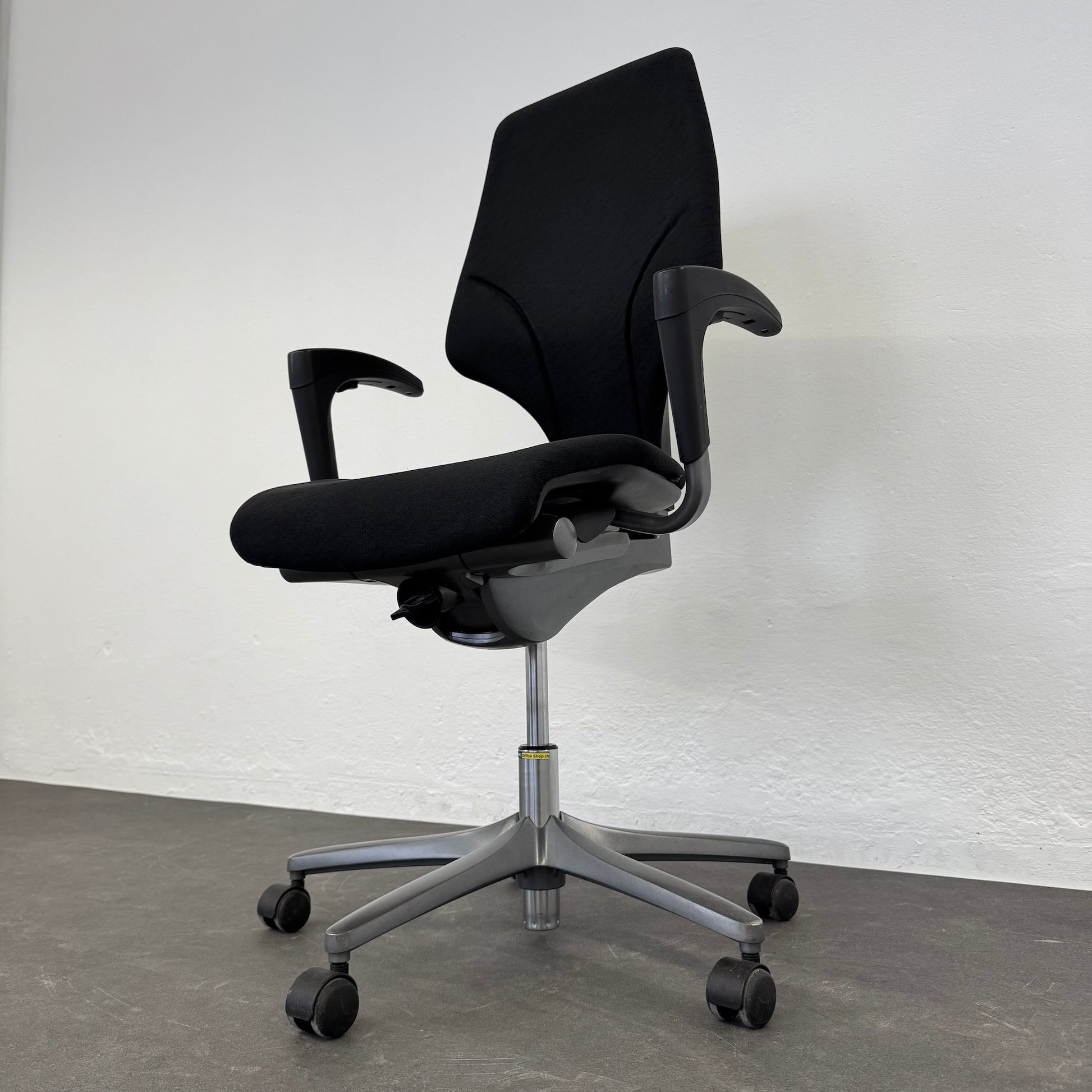 Giroflex G64 Bürodrehstuhl Detailfoto Mechanik von rechts