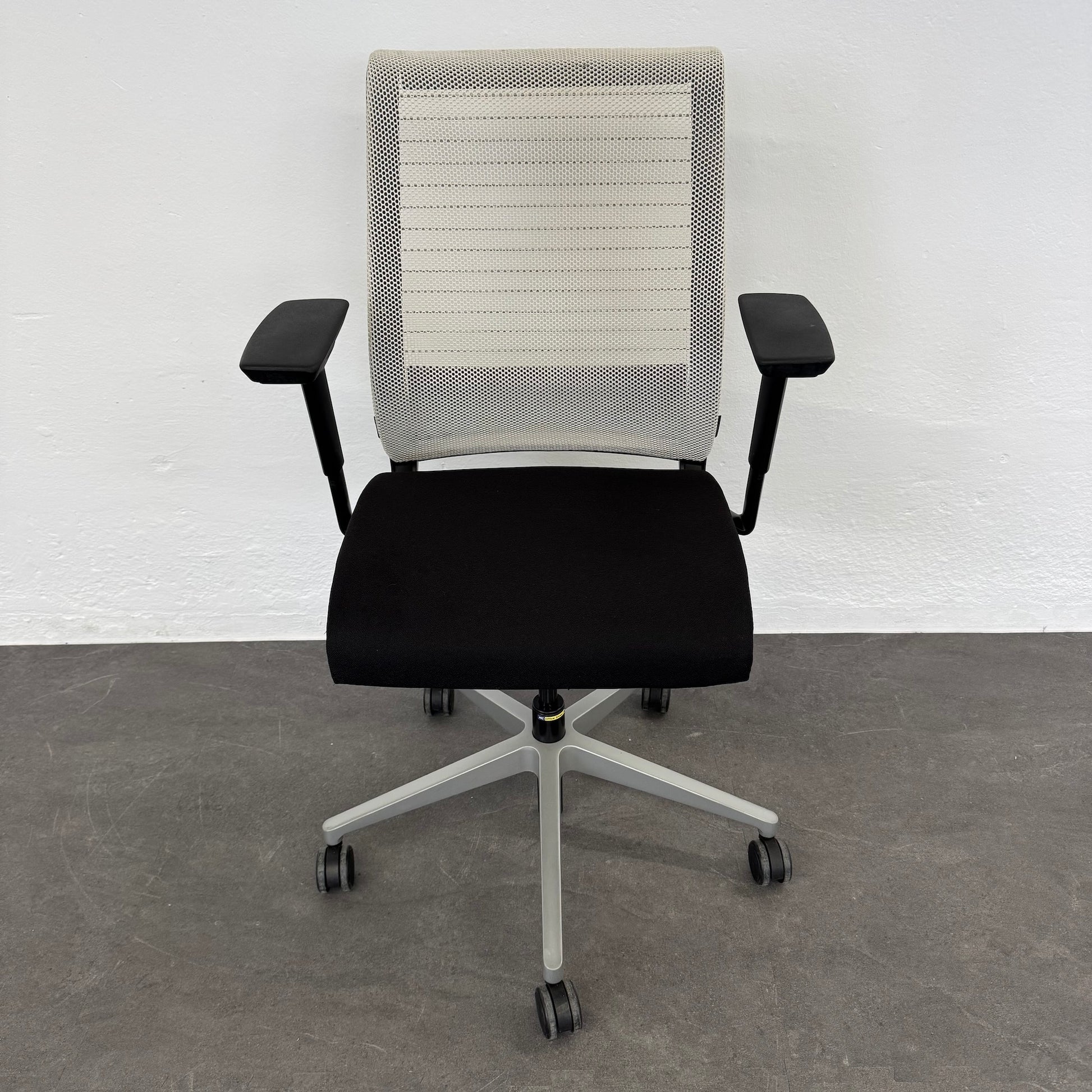 Steelcase Think Bürodrehstuhl mit Stoffbezug schwarz