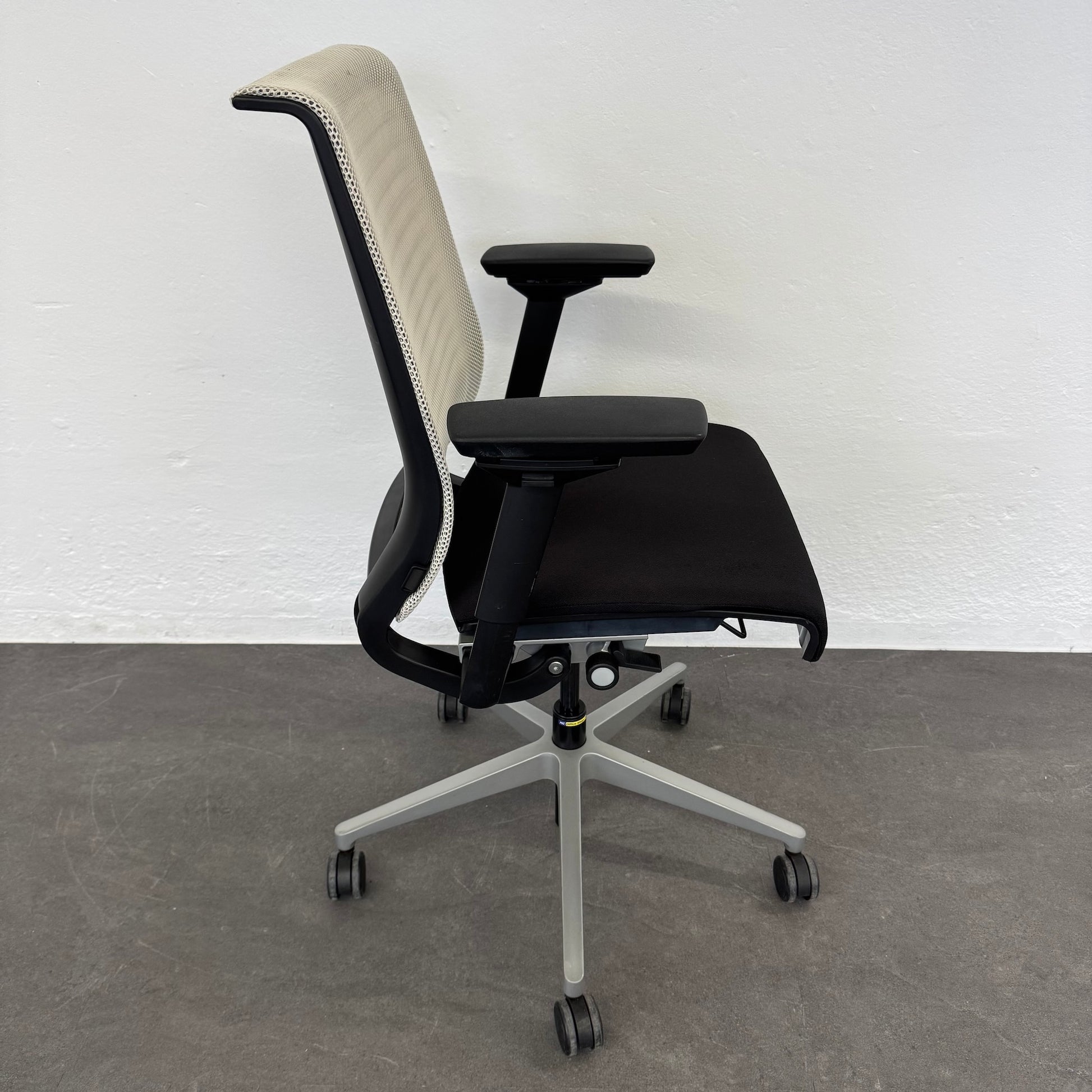 Steelcase Think Bürodrehstuhl Gestell silbergrau